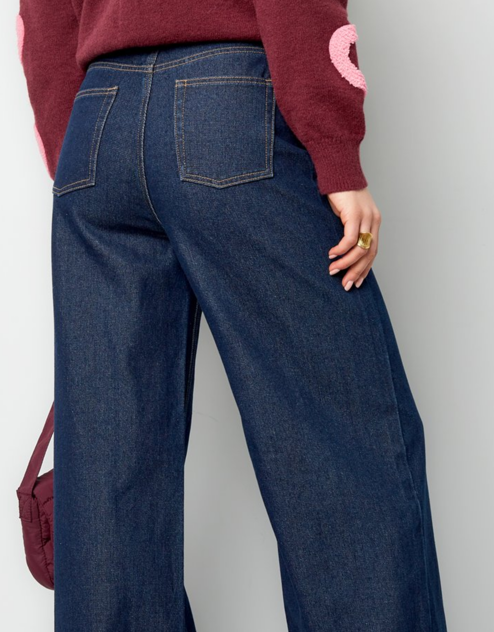Fede jeans med vidde i benene. Bukserne har en fantastisk pasform og er virkelig behagelige at bære.
