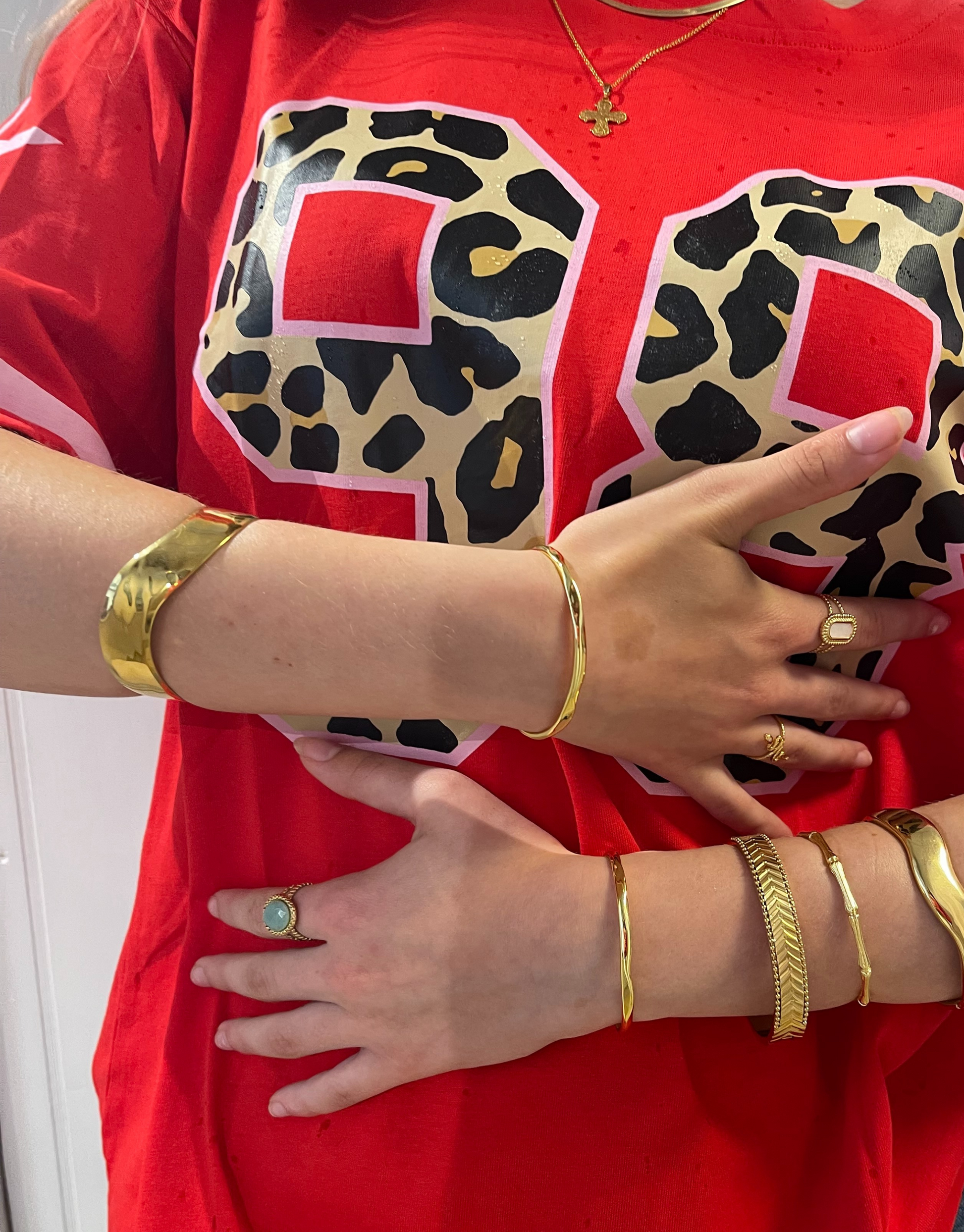 Smukt og elegant banglet i guld.