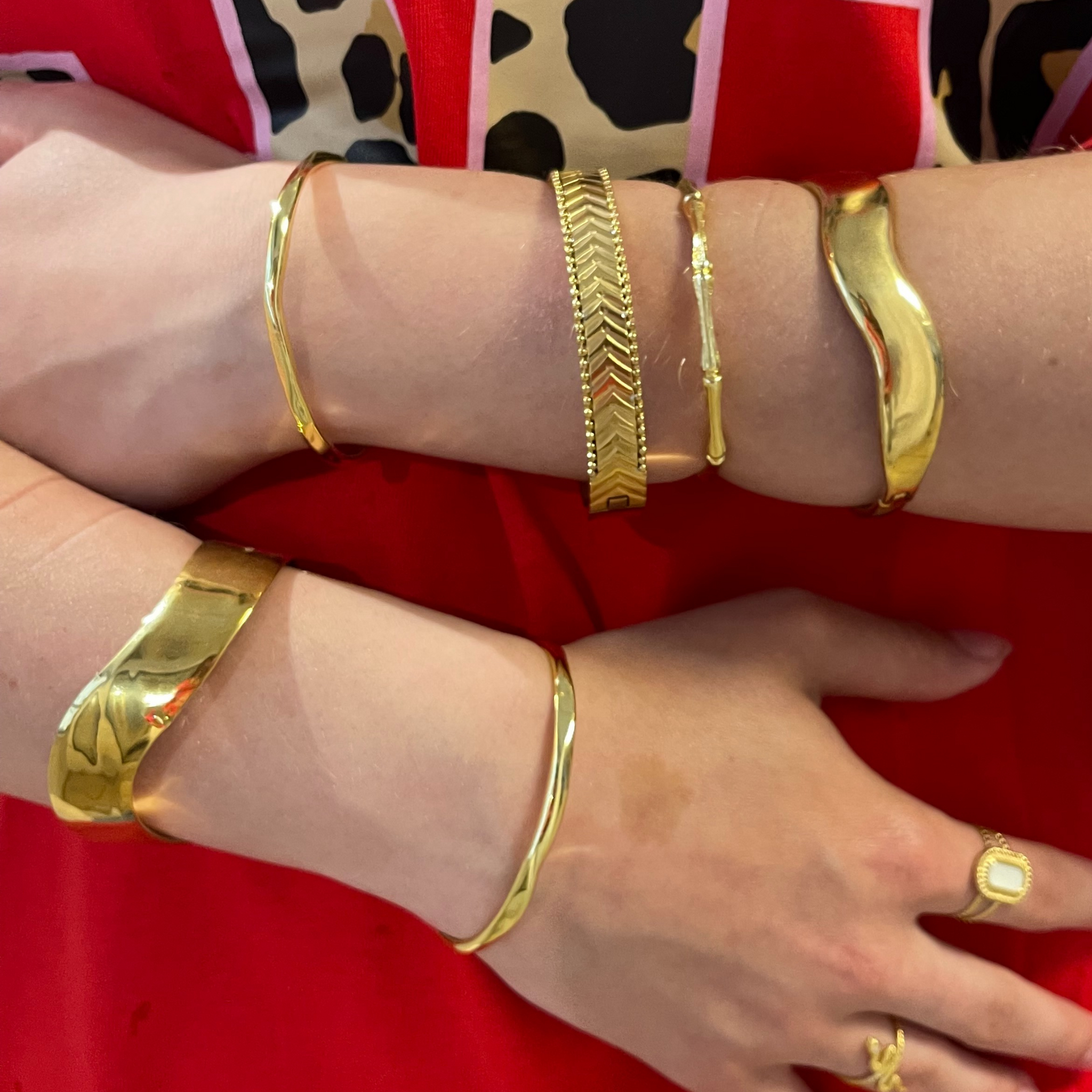 Smukt og elegant banglet i guld.