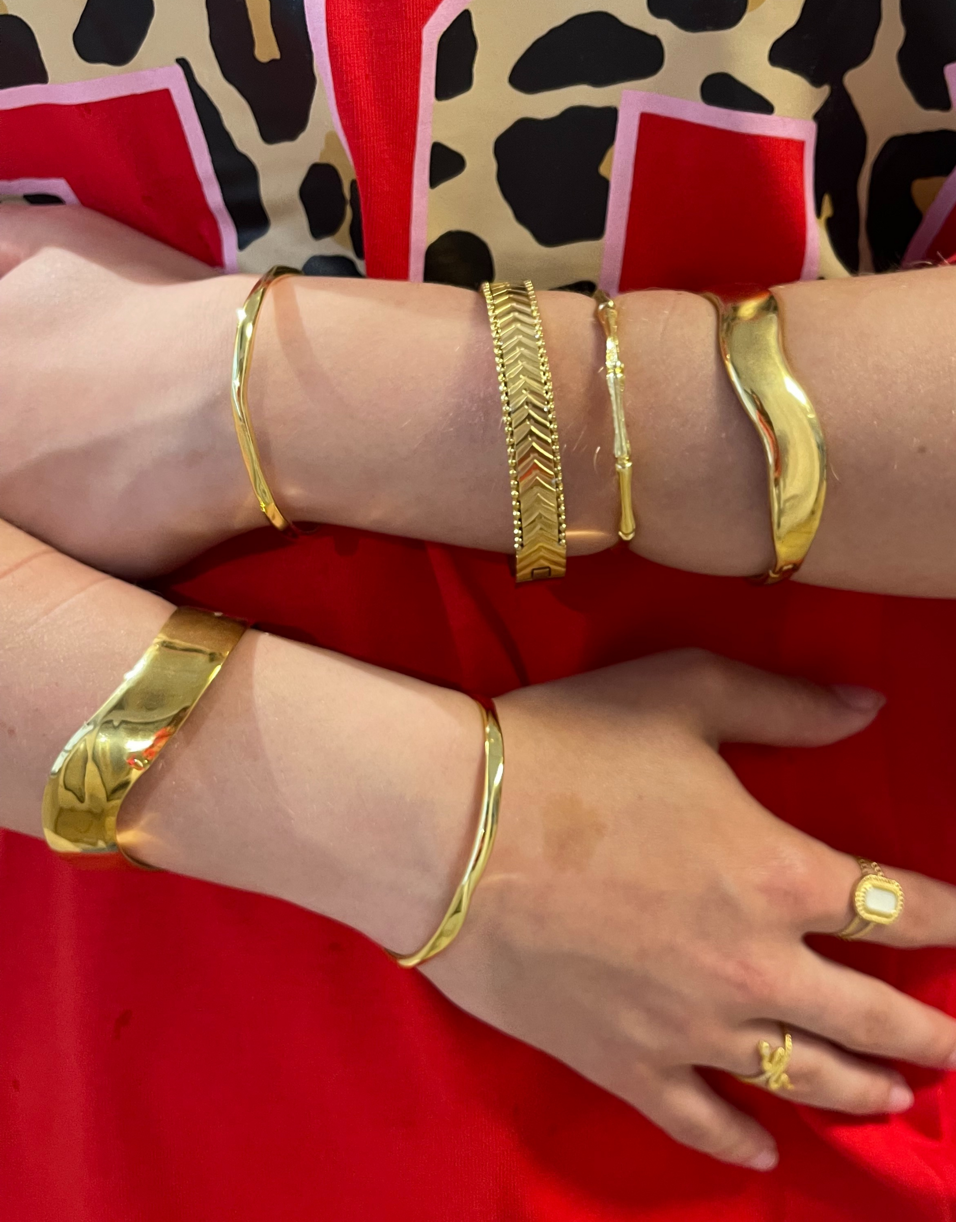 Smukt og elegant banglet i guld.