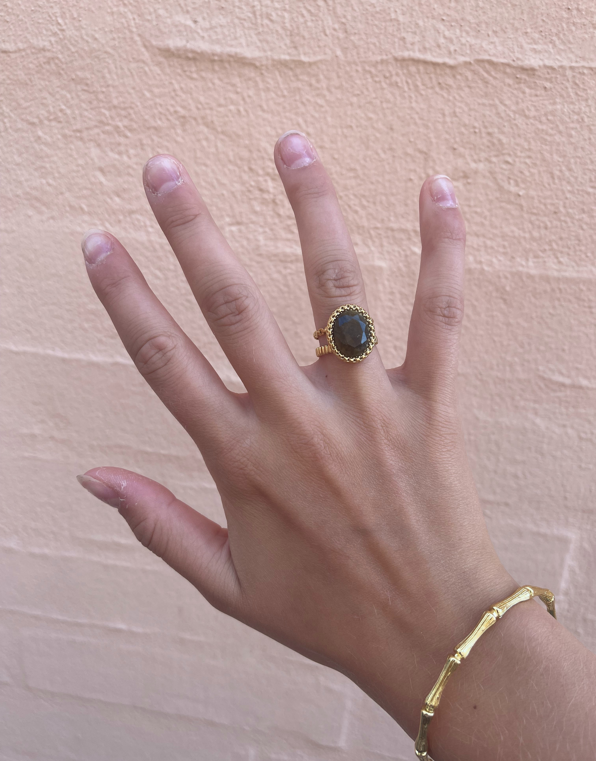 Guld ring med smuk farvet sten.