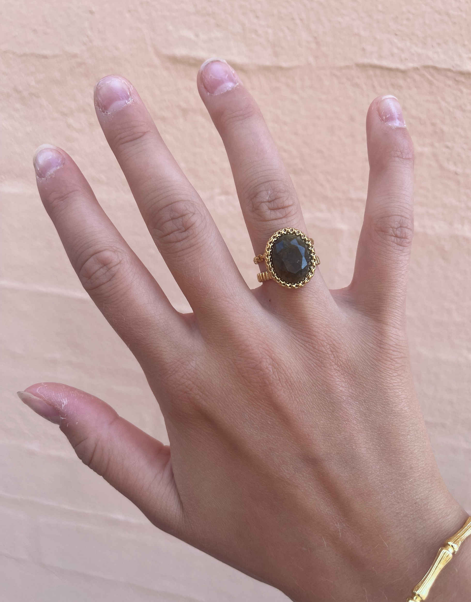 Guld ring med smuk farvet sten.