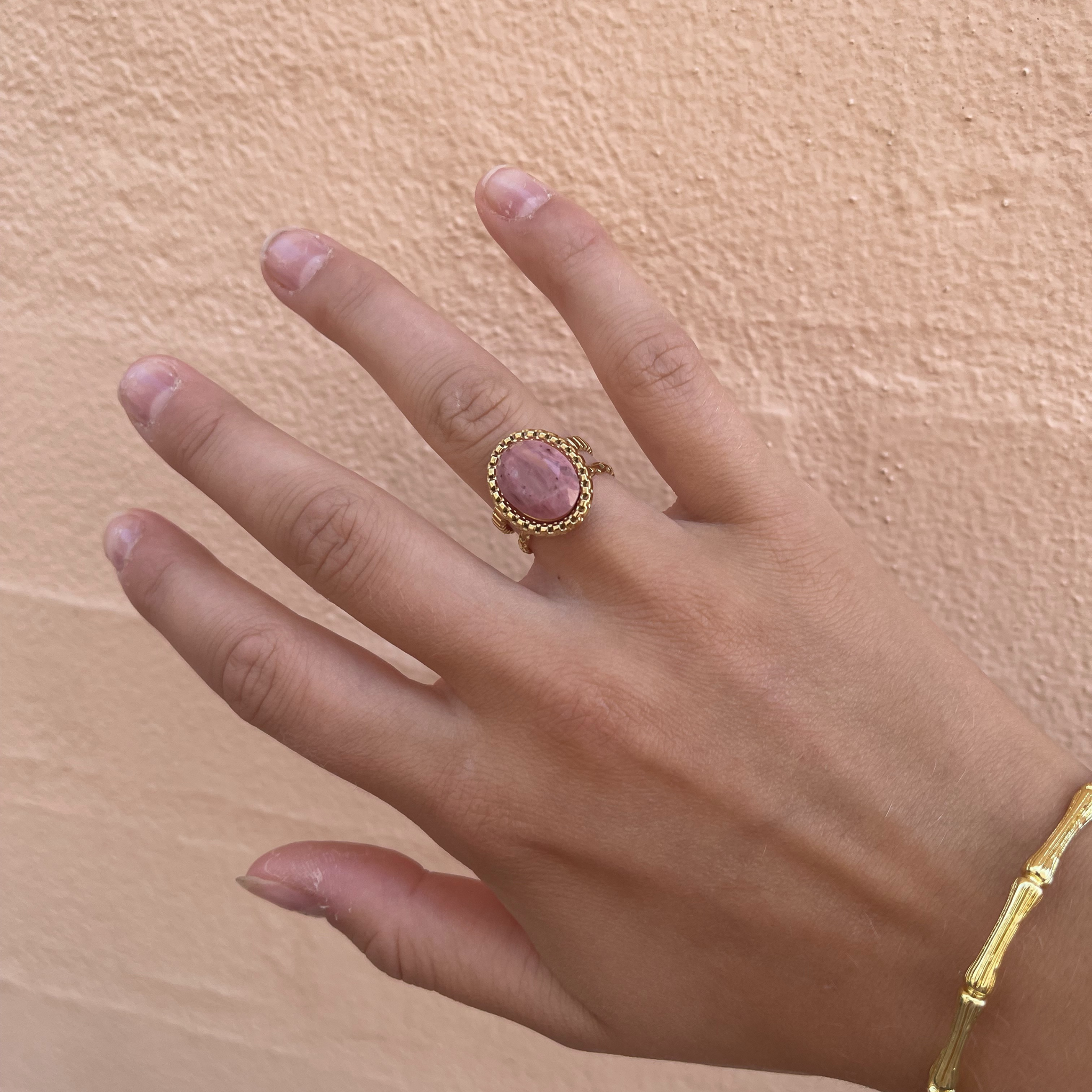 Guld ring med smuk farvet sten.