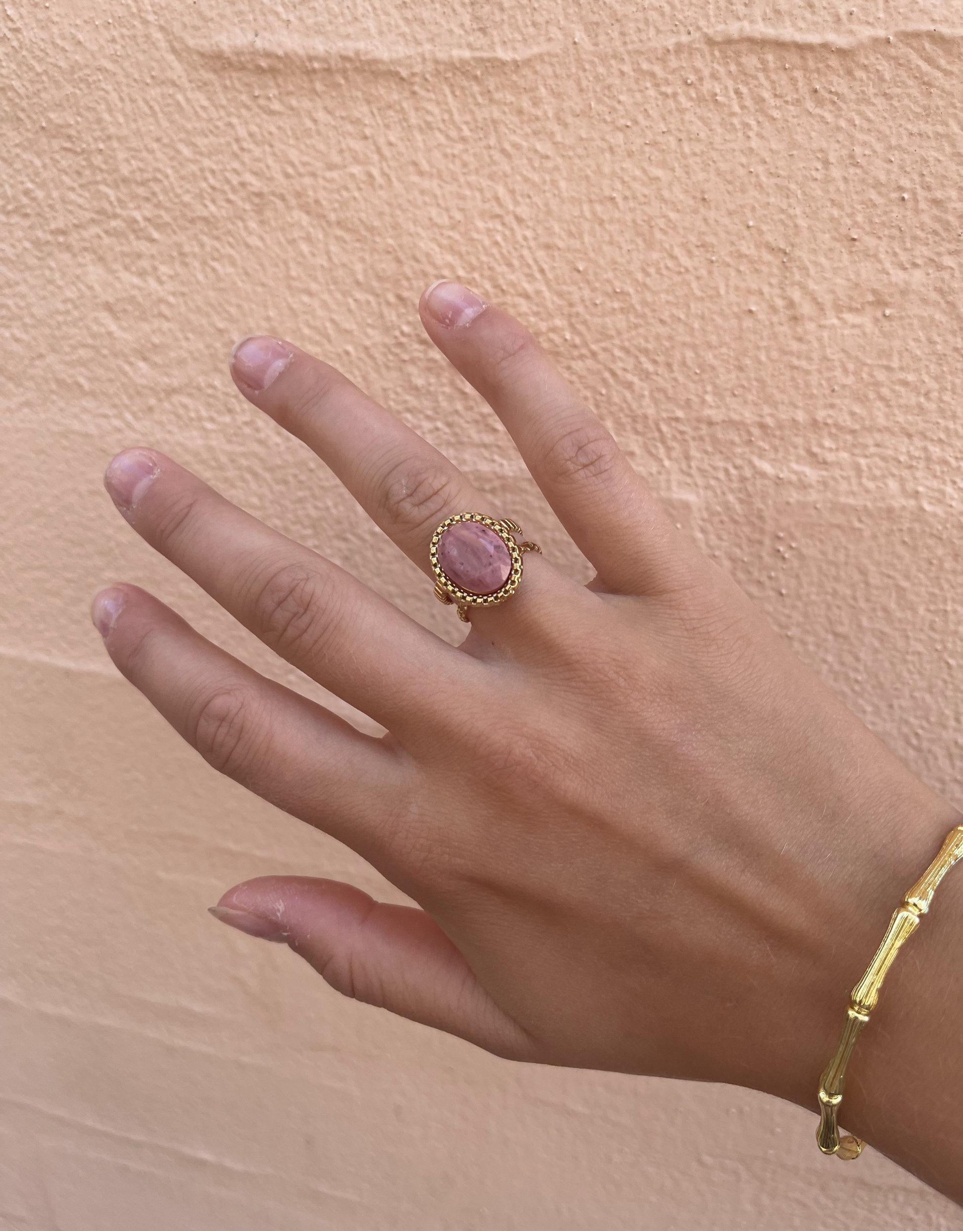 Guld ring med smuk farvet sten.