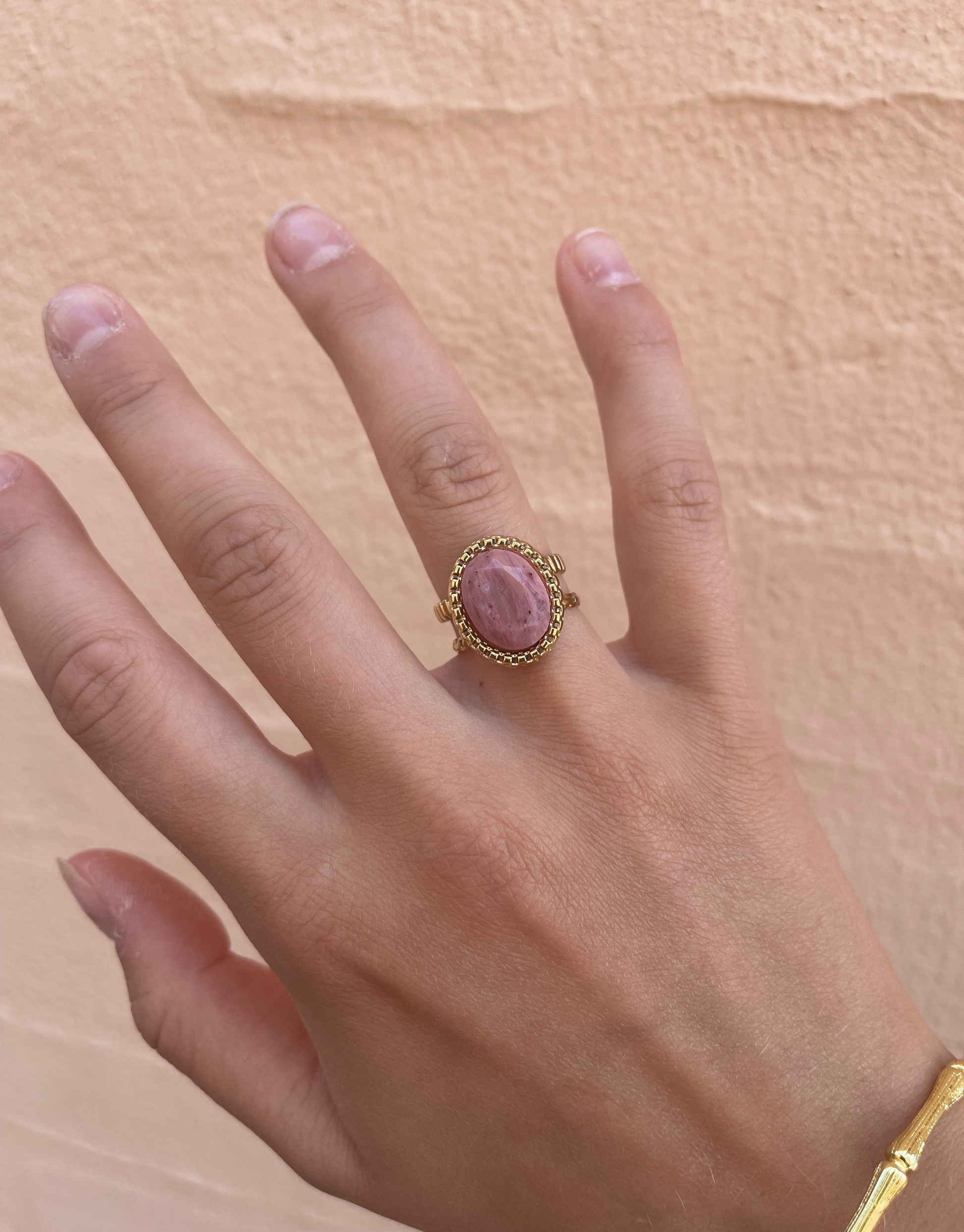 Guld ring med smuk farvet sten.