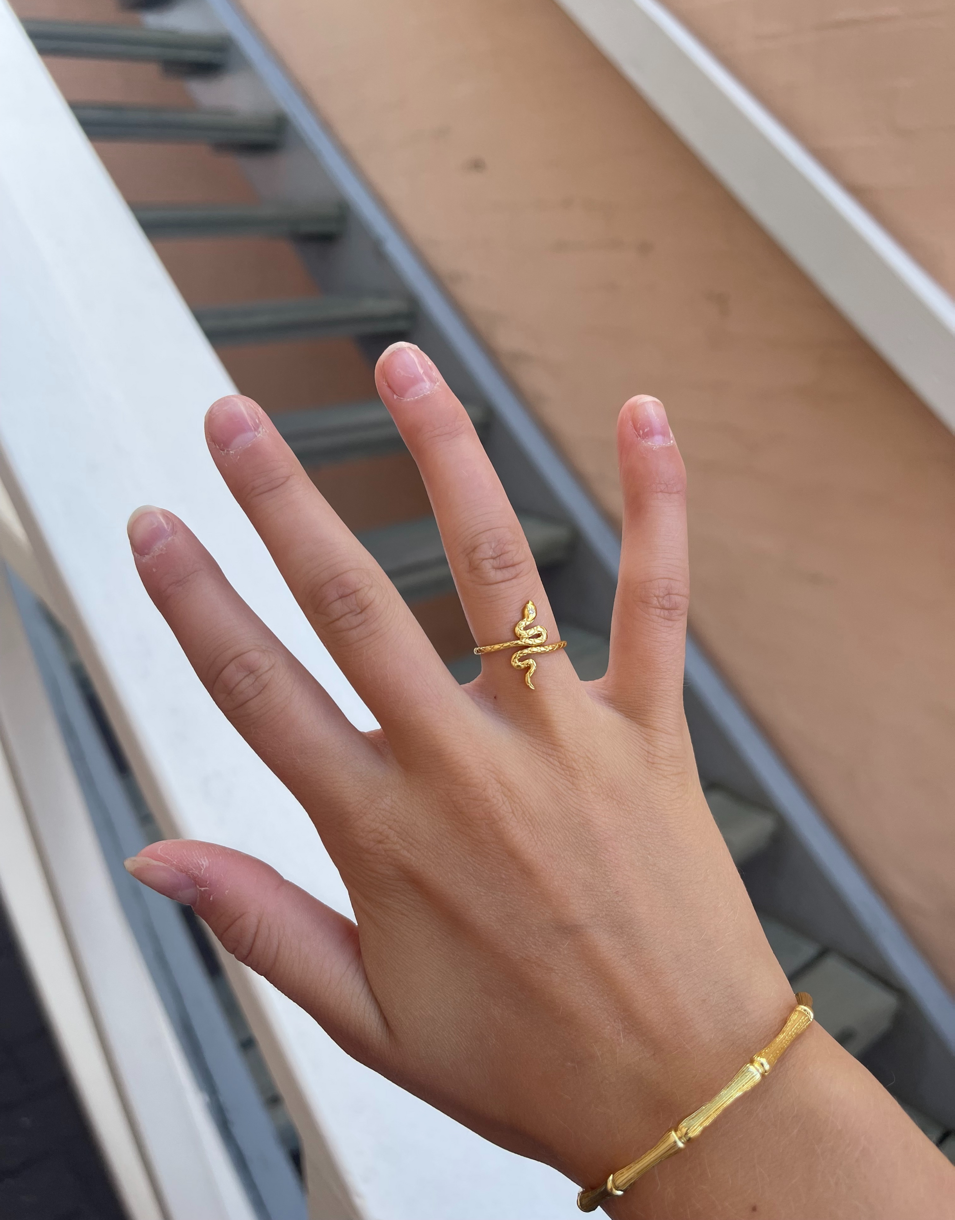 Smuk abstrakt ring med design af slange.