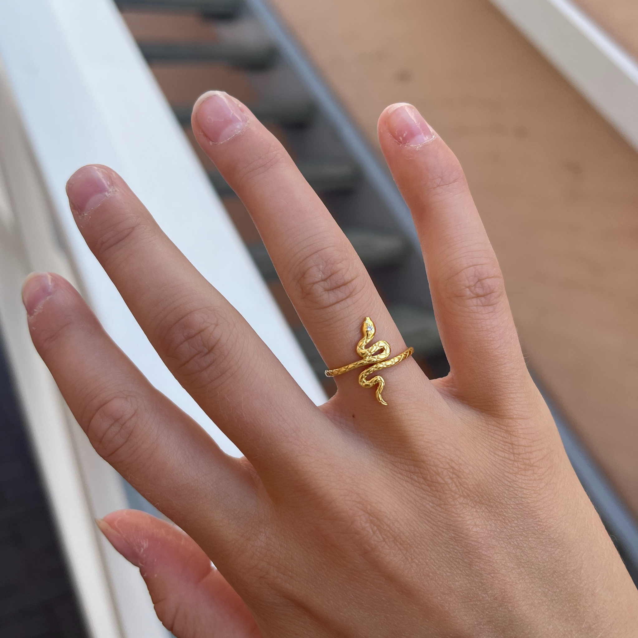 Smuk abstrakt ring med design af slange.