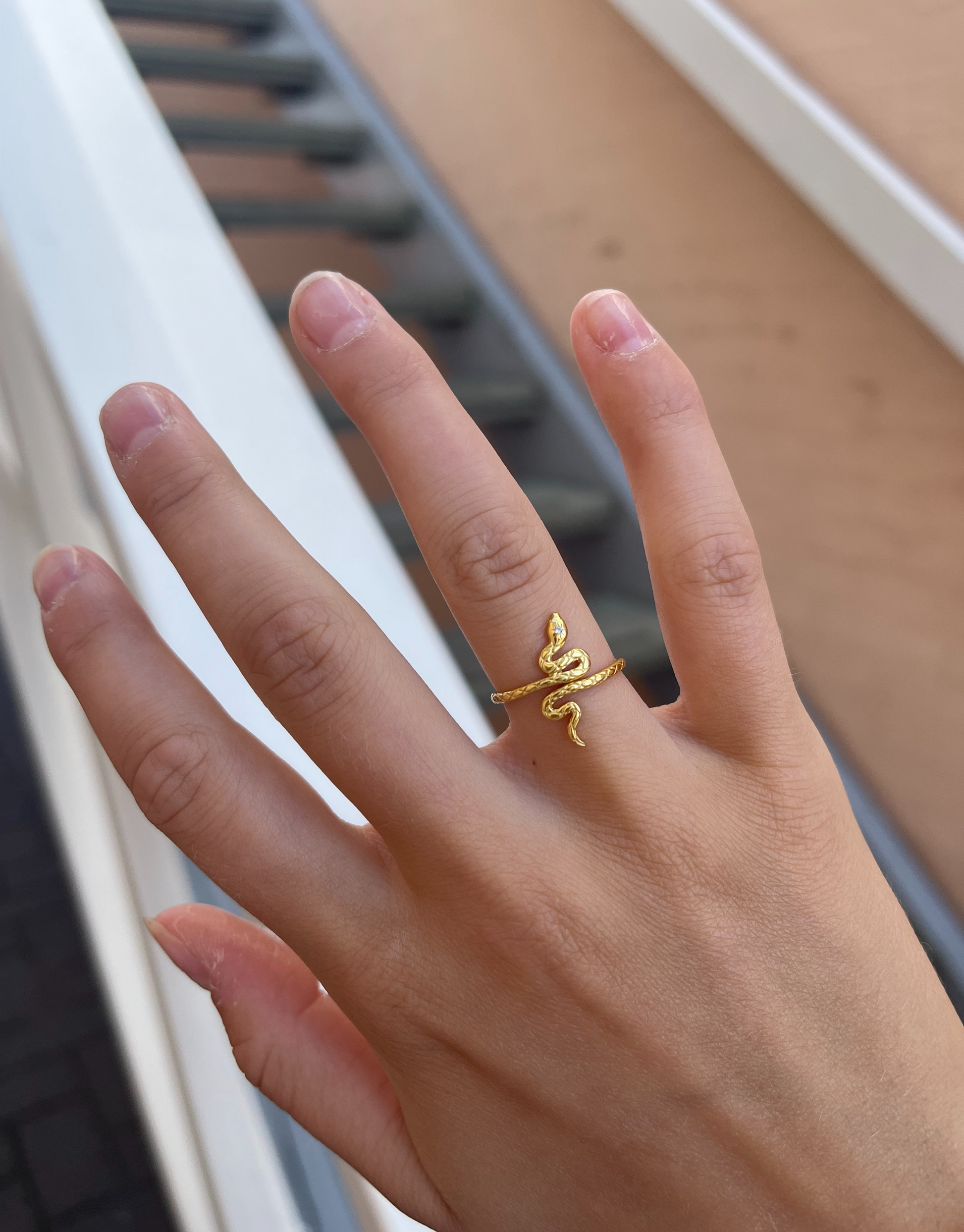 Smuk abstrakt ring med design af slange.