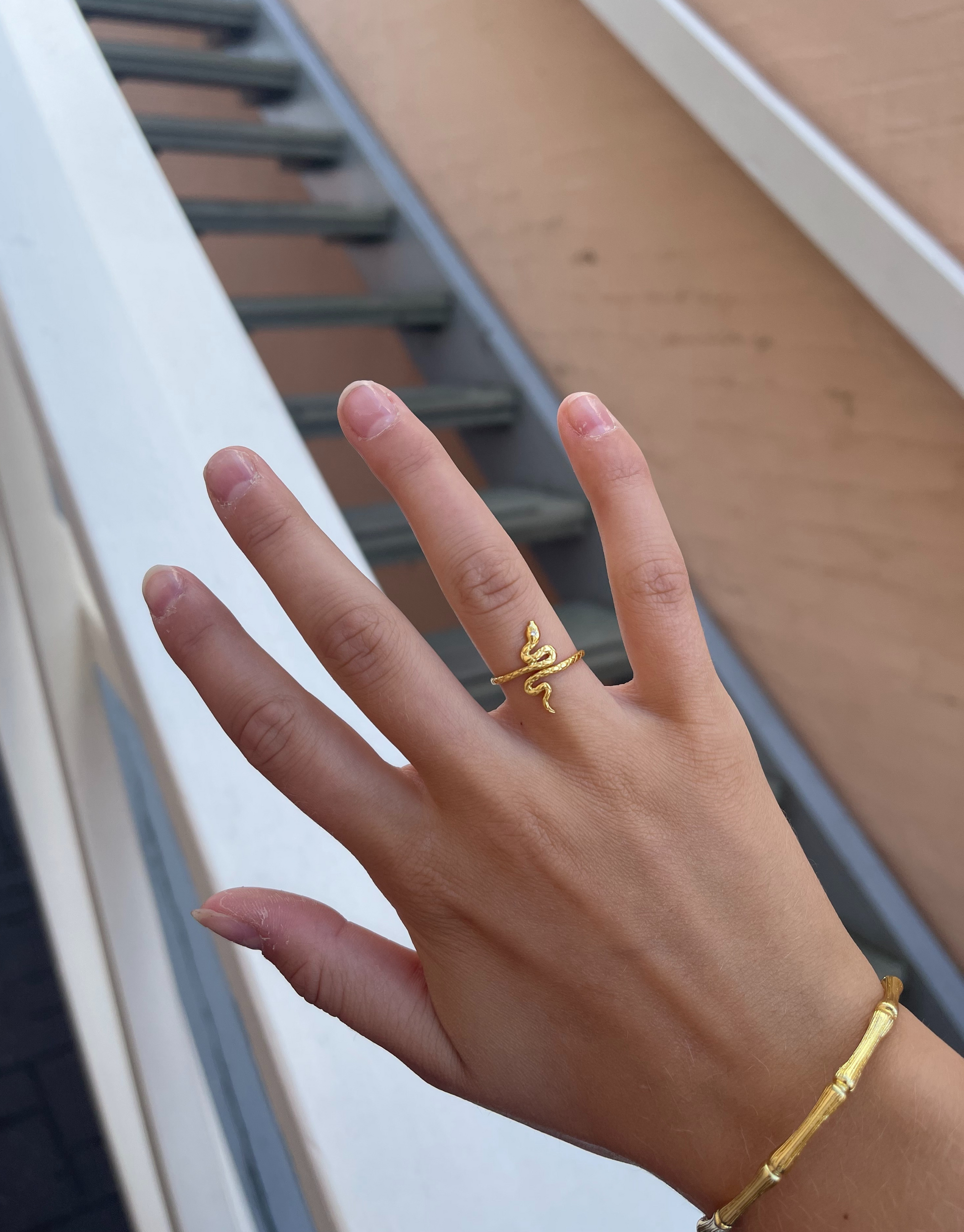 Smuk abstrakt ring med design af slange.