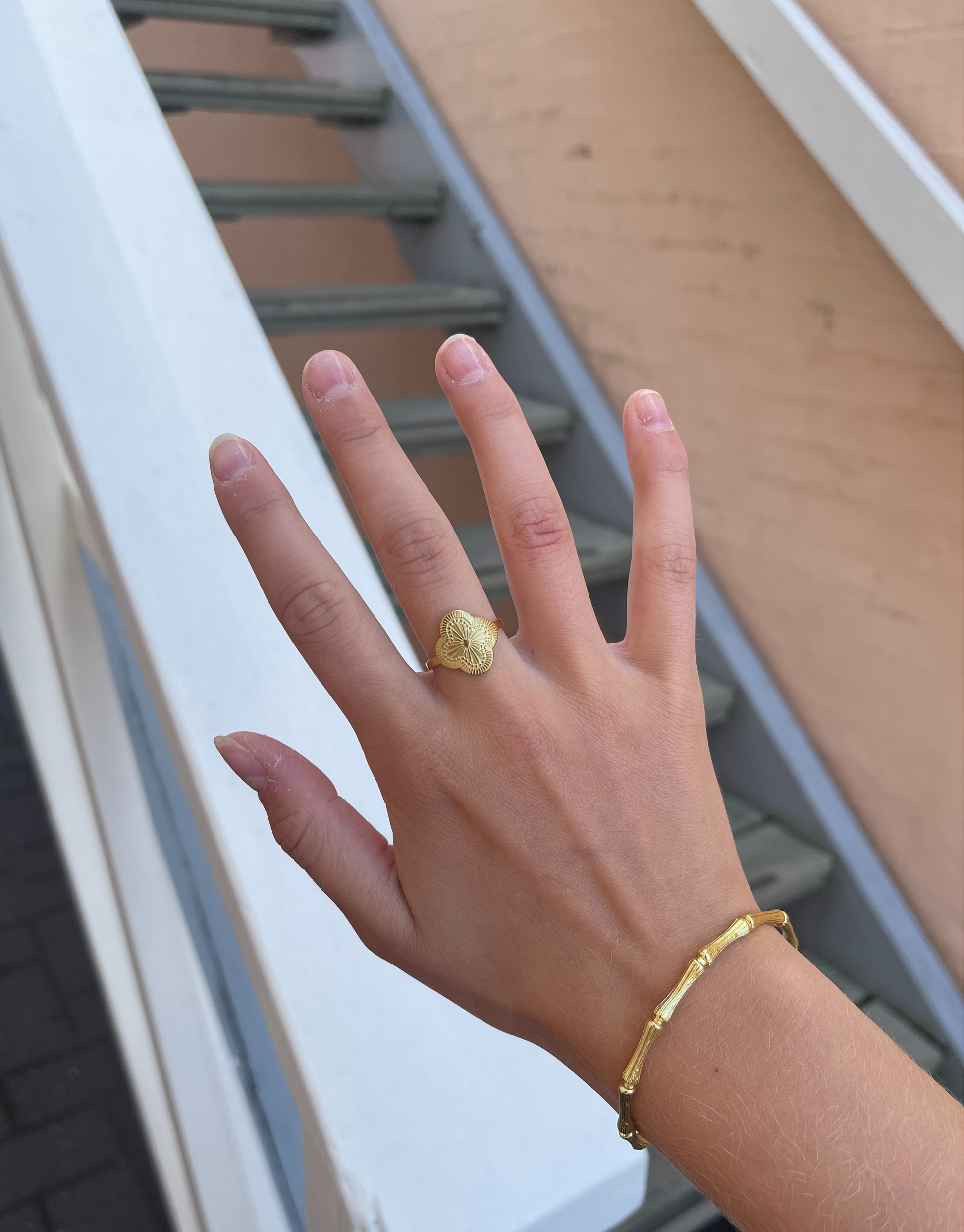 Smuk ring i elegant firkløver motiv.