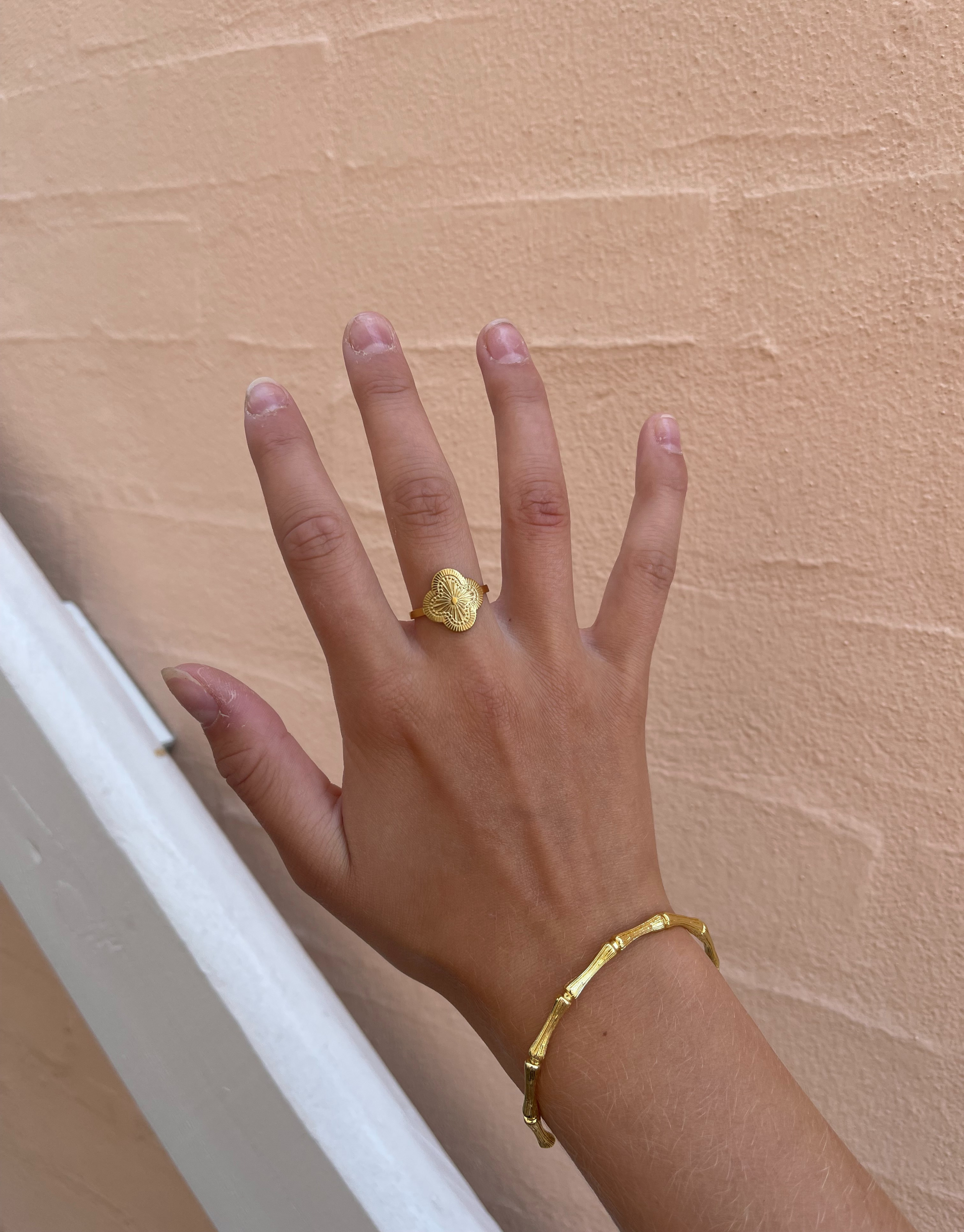 Smuk ring i elegant firkløver motiv.