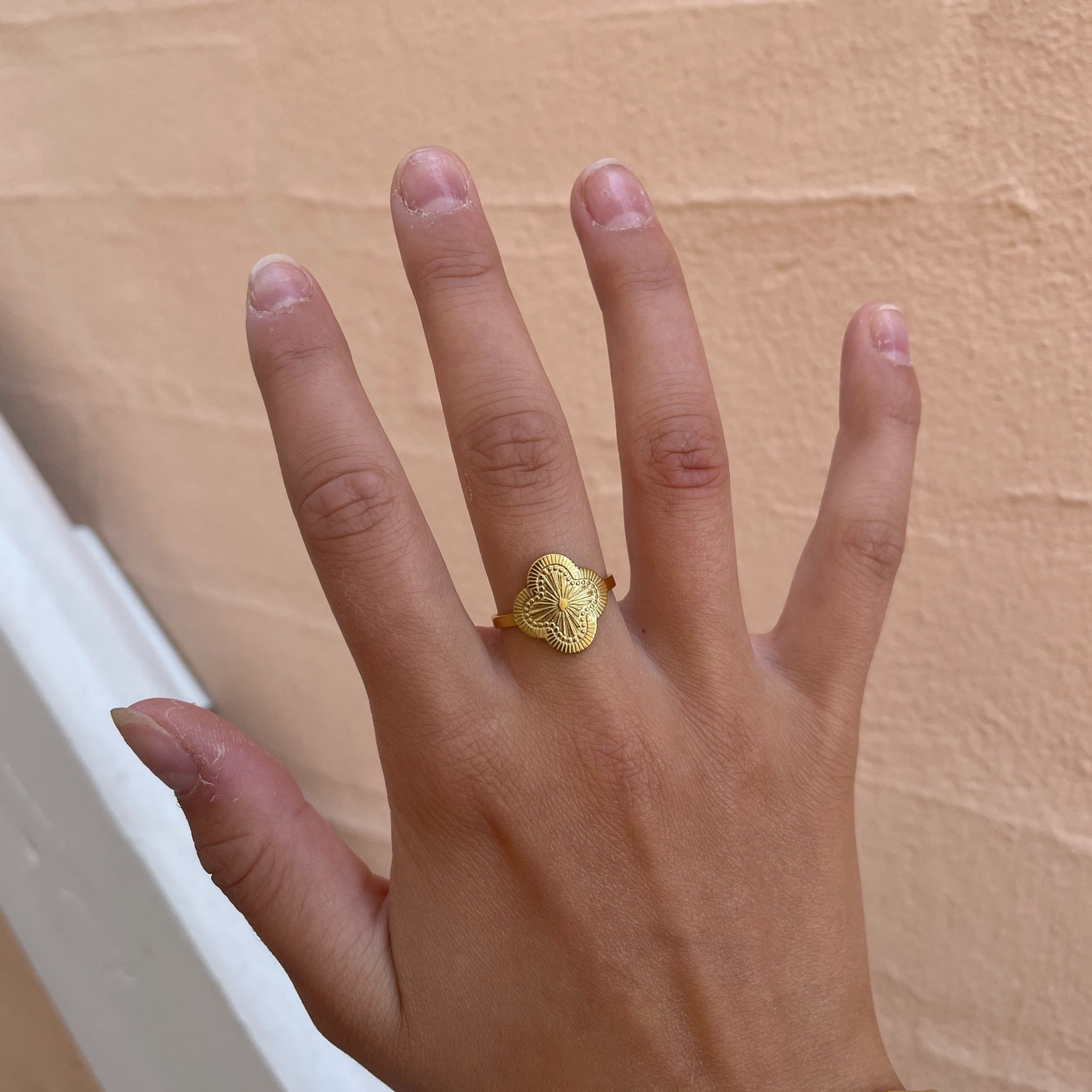 Smuk ring i elegant firkløver motiv.