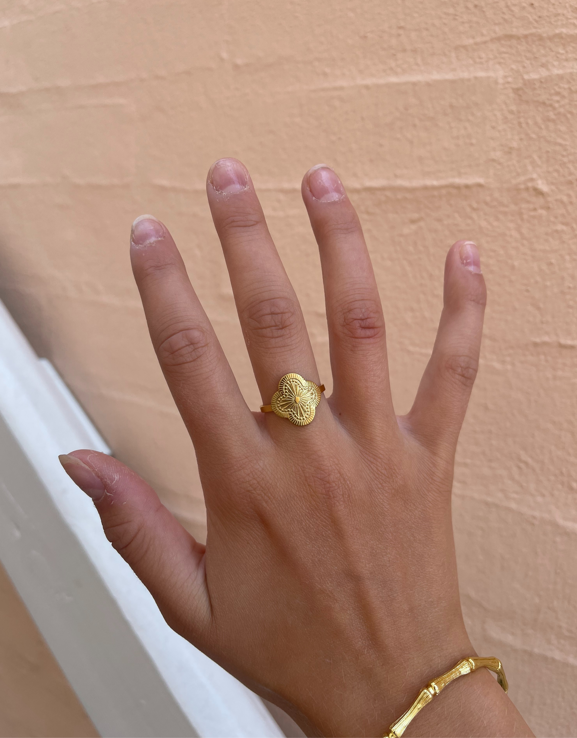 Smuk ring i elegant firkløver motiv.