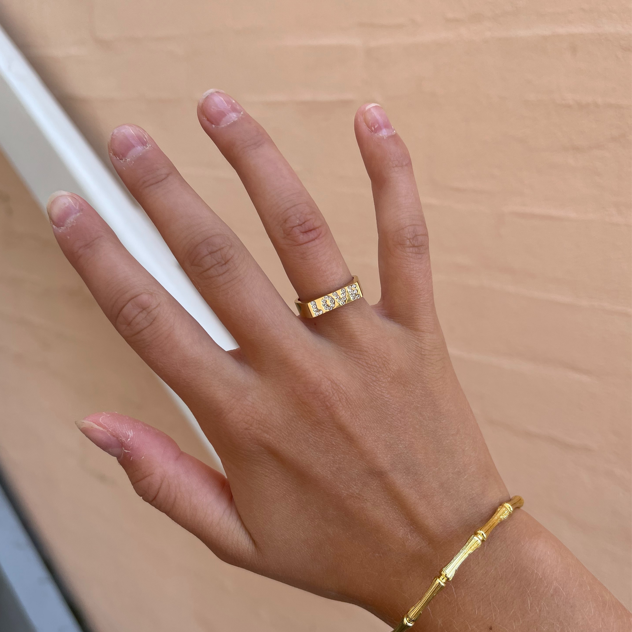 Smuk guld ring i elegant udtryk med rhinesten.