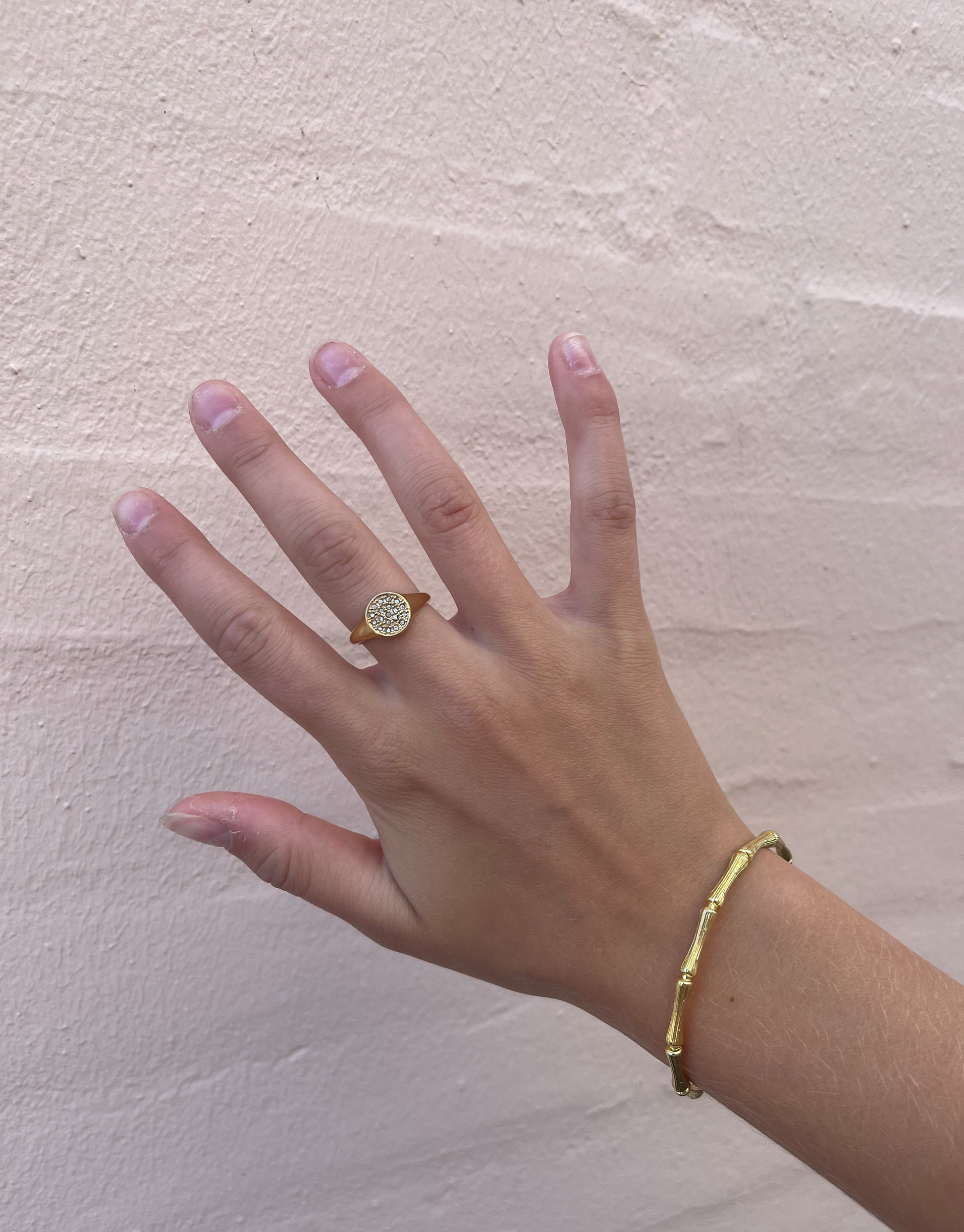 Smuk guld ring i elegant udtryk med rhinsten.
