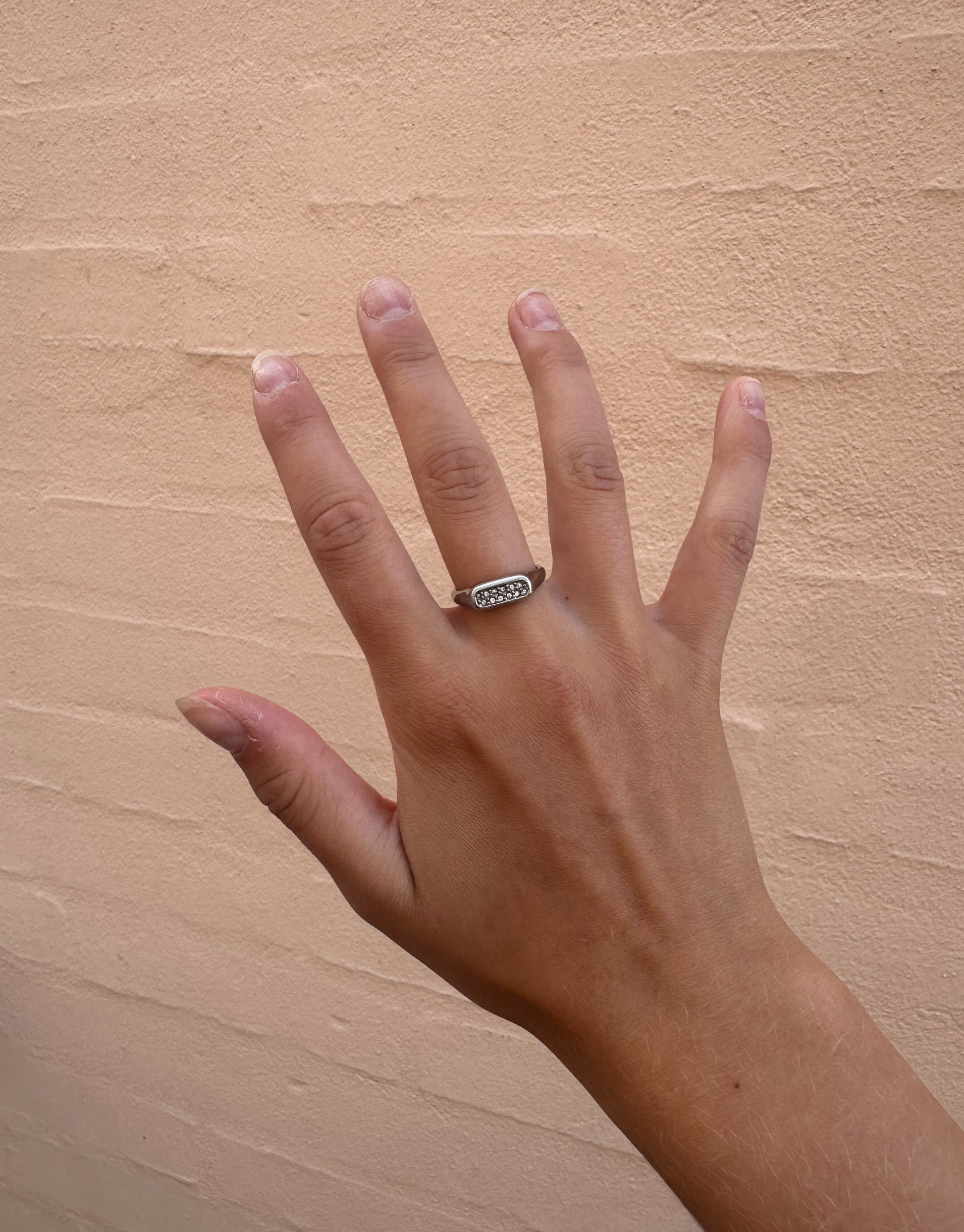 Smuk guld ring i elegant udtryk med zircon sten.