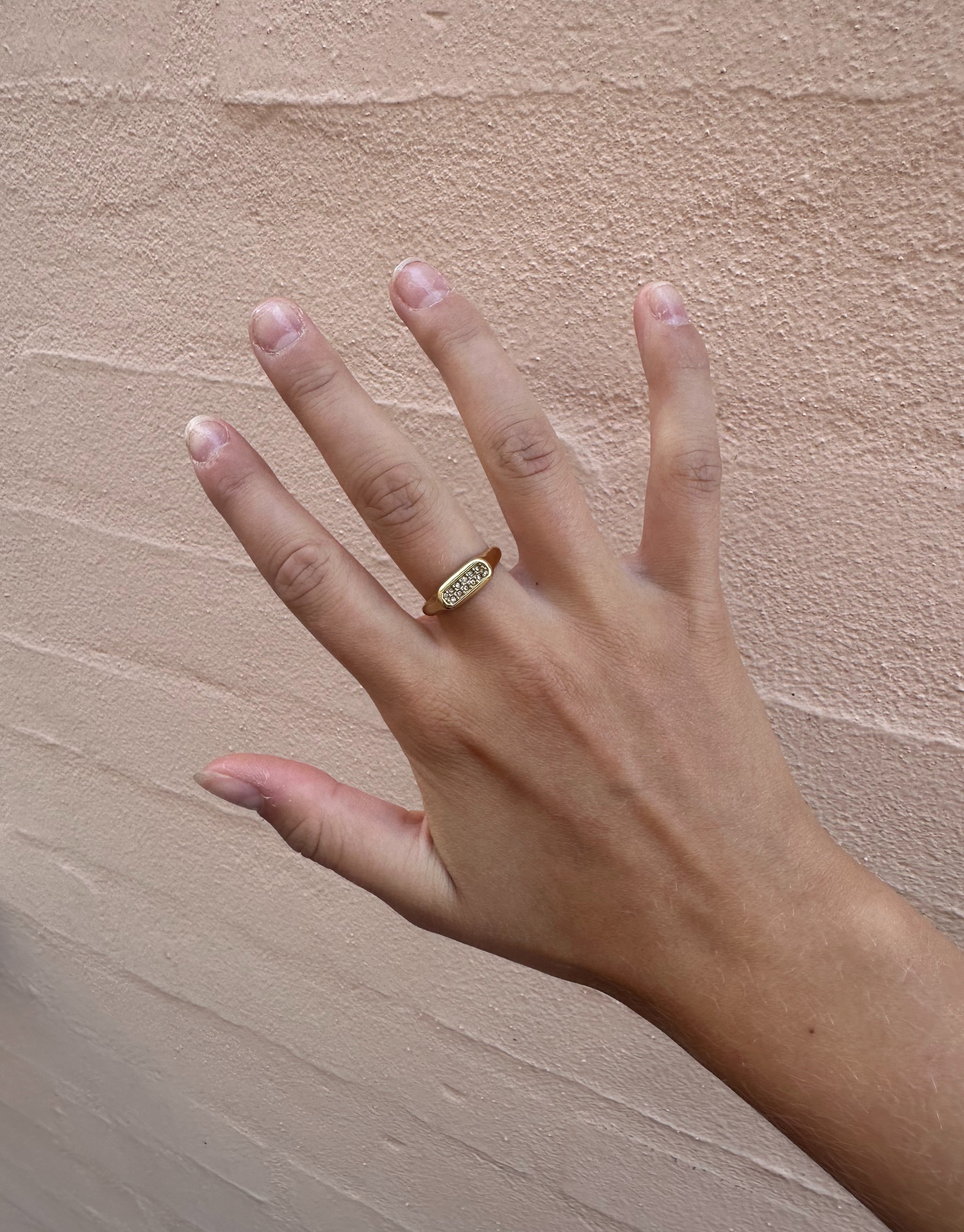 Smuk guld ring i elegant udtryk med zircon sten.