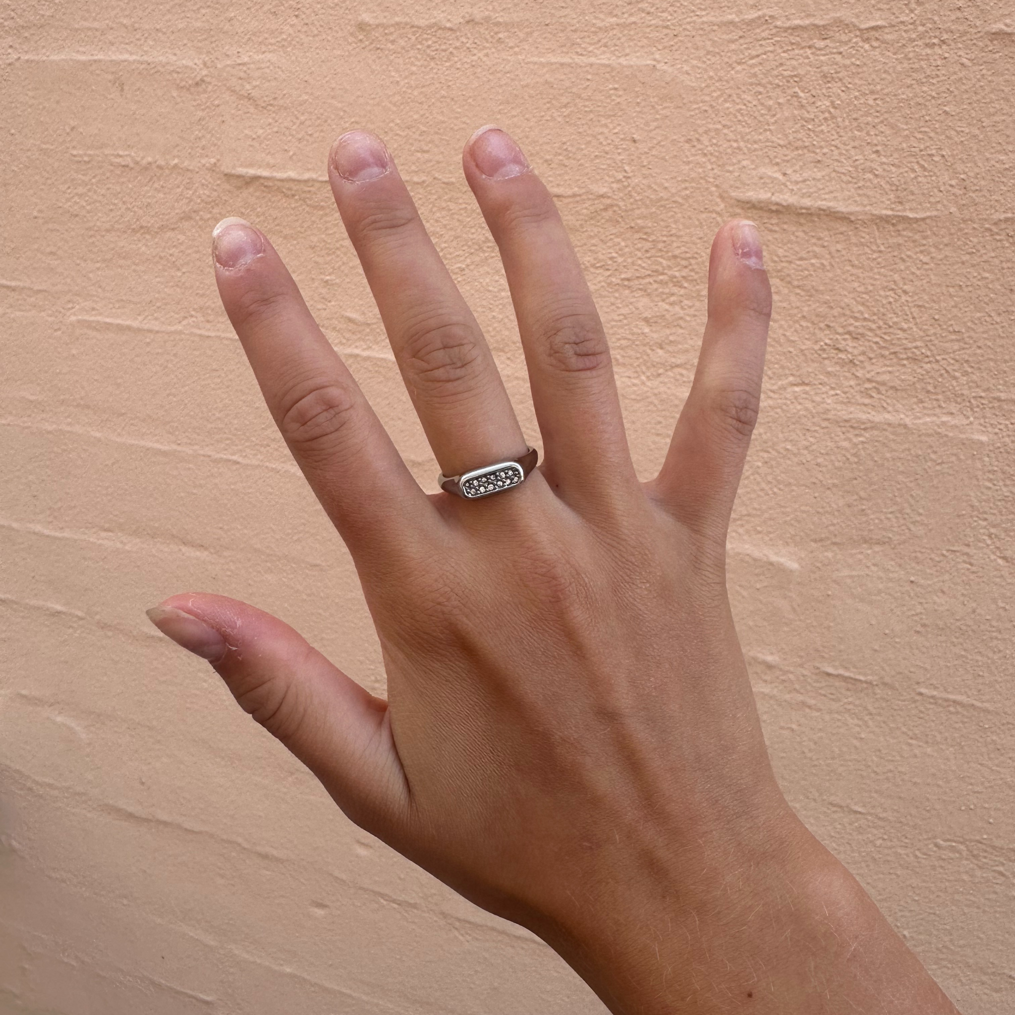 Smuk guld ring i elegant udtryk med zircon sten.
