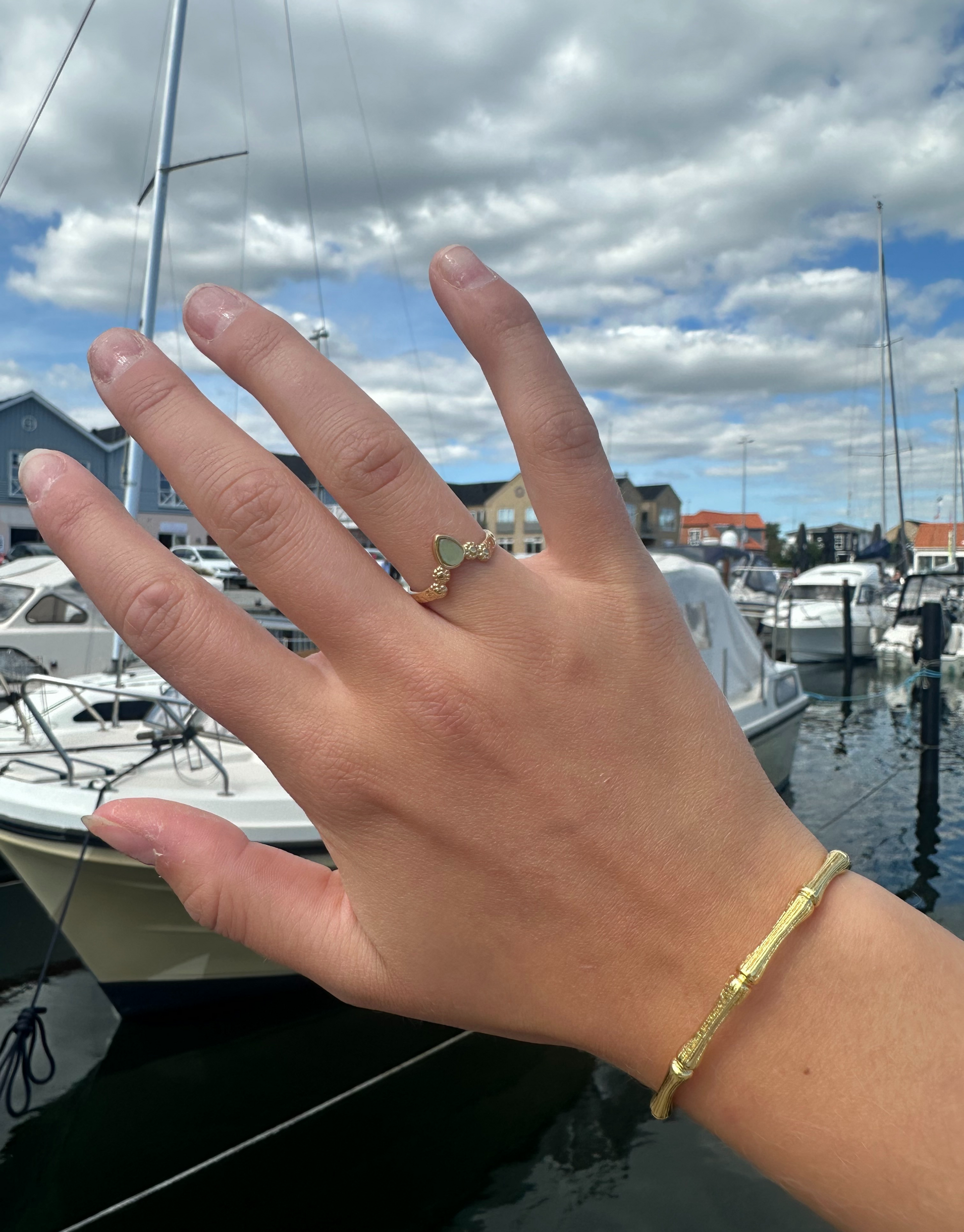 Skøn ring i unikt design med flot grøn sten.