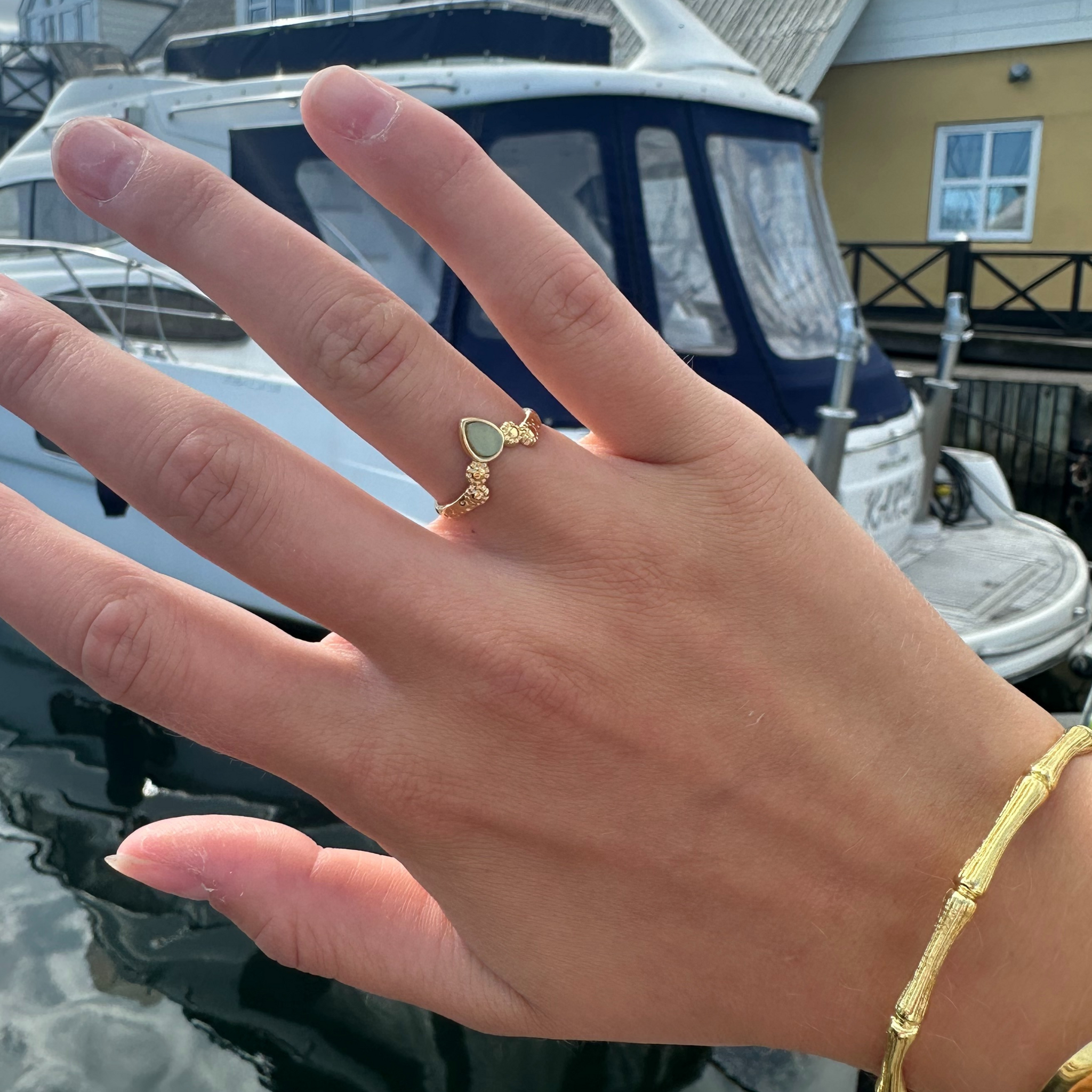 Skøn ring i unikt design med flot grøn sten.