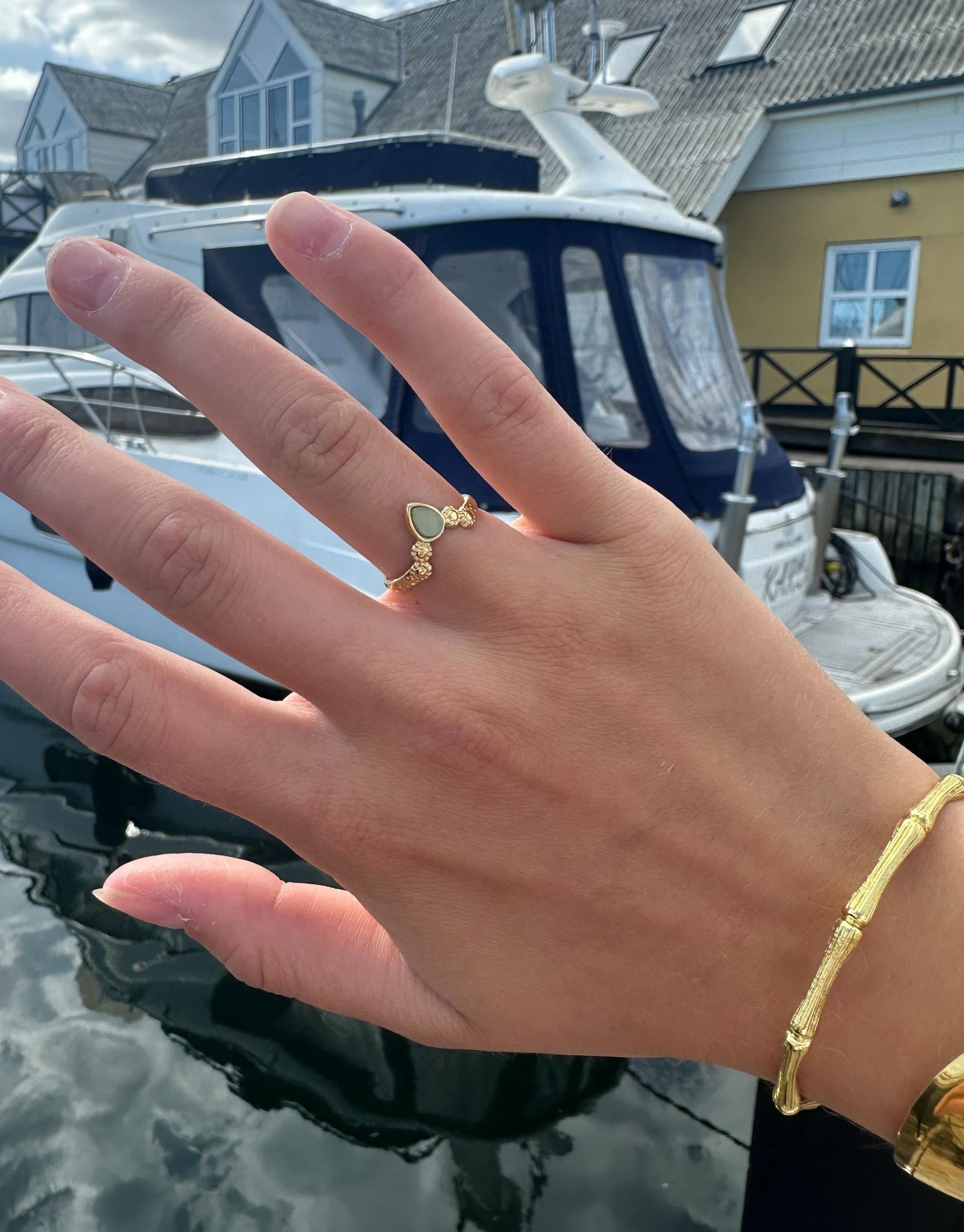 Skøn ring i unikt design med flot grøn sten.