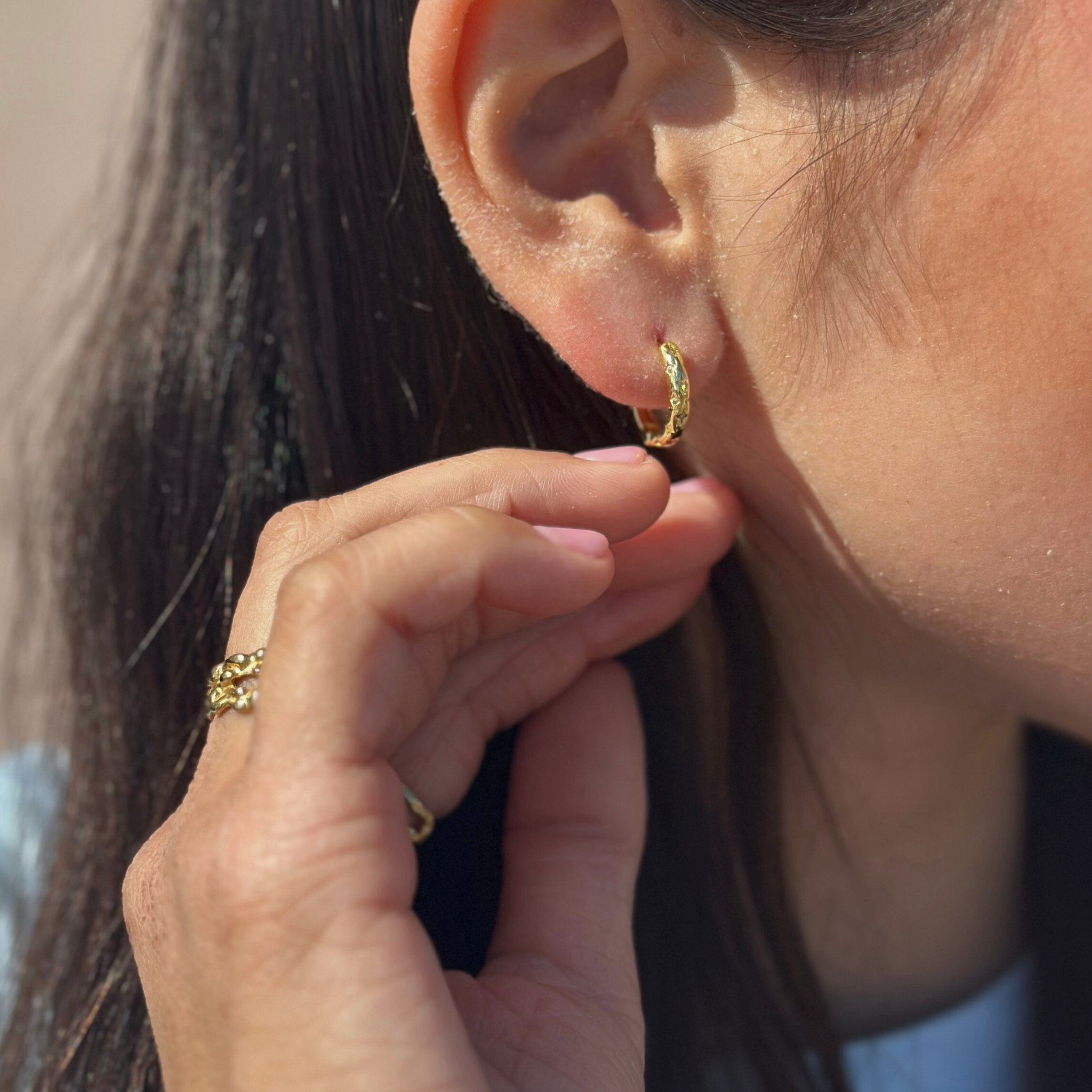 Smukke hoops med zircon sten.