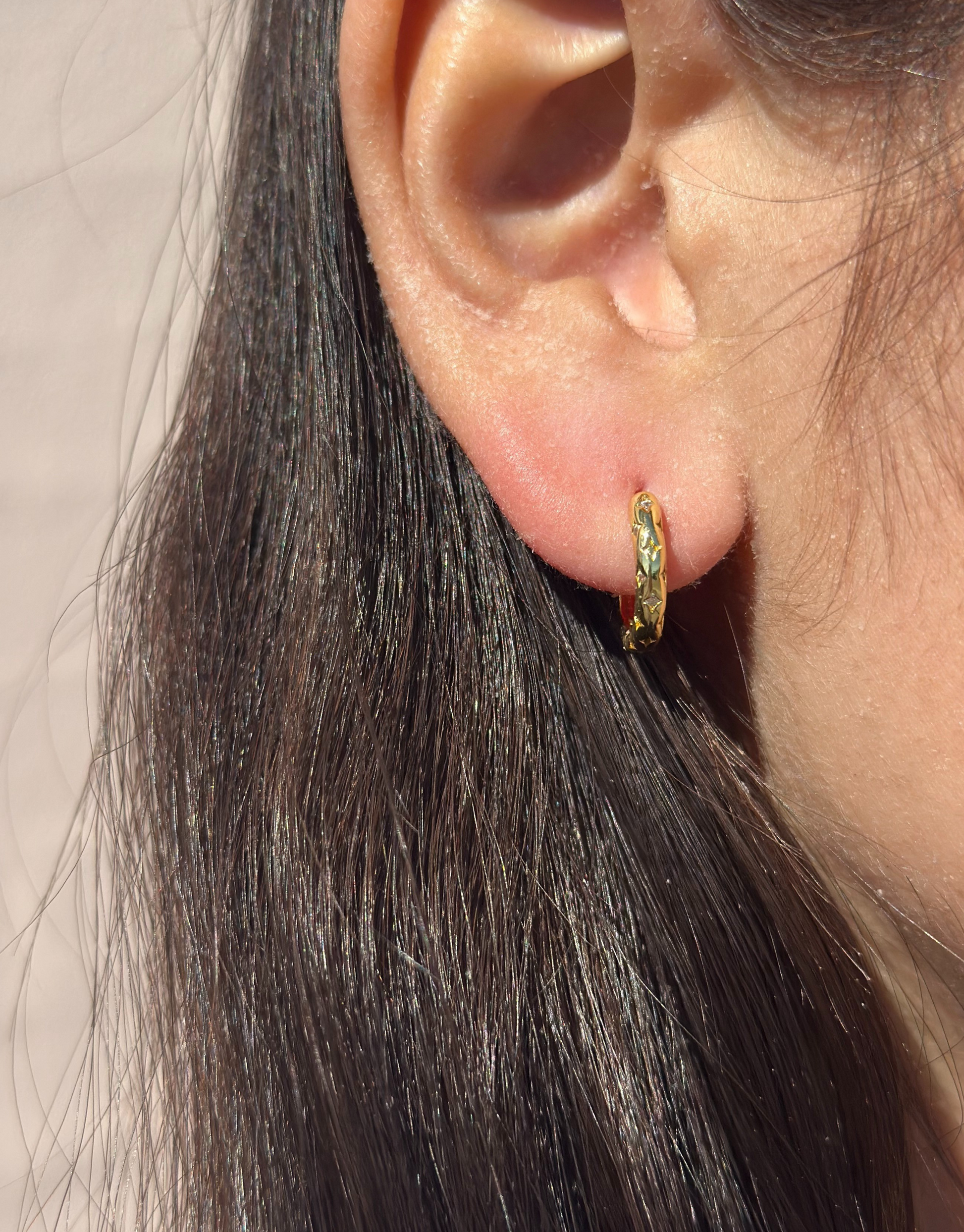 Smukke hoops med zircon sten.