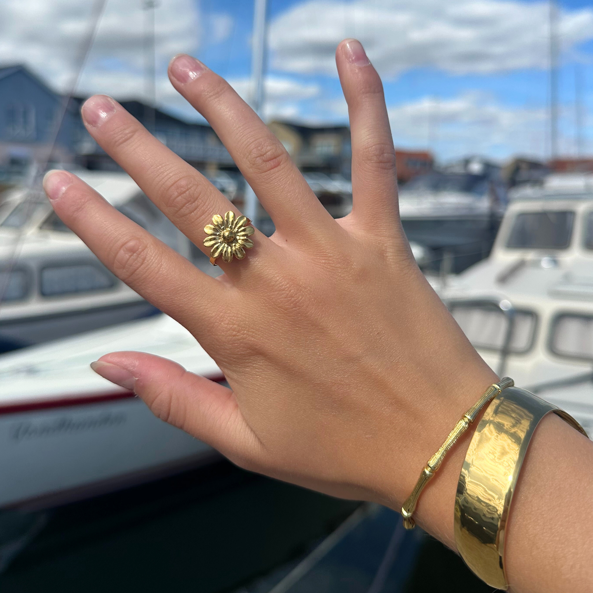 Smuk ring i blomsterdesign.