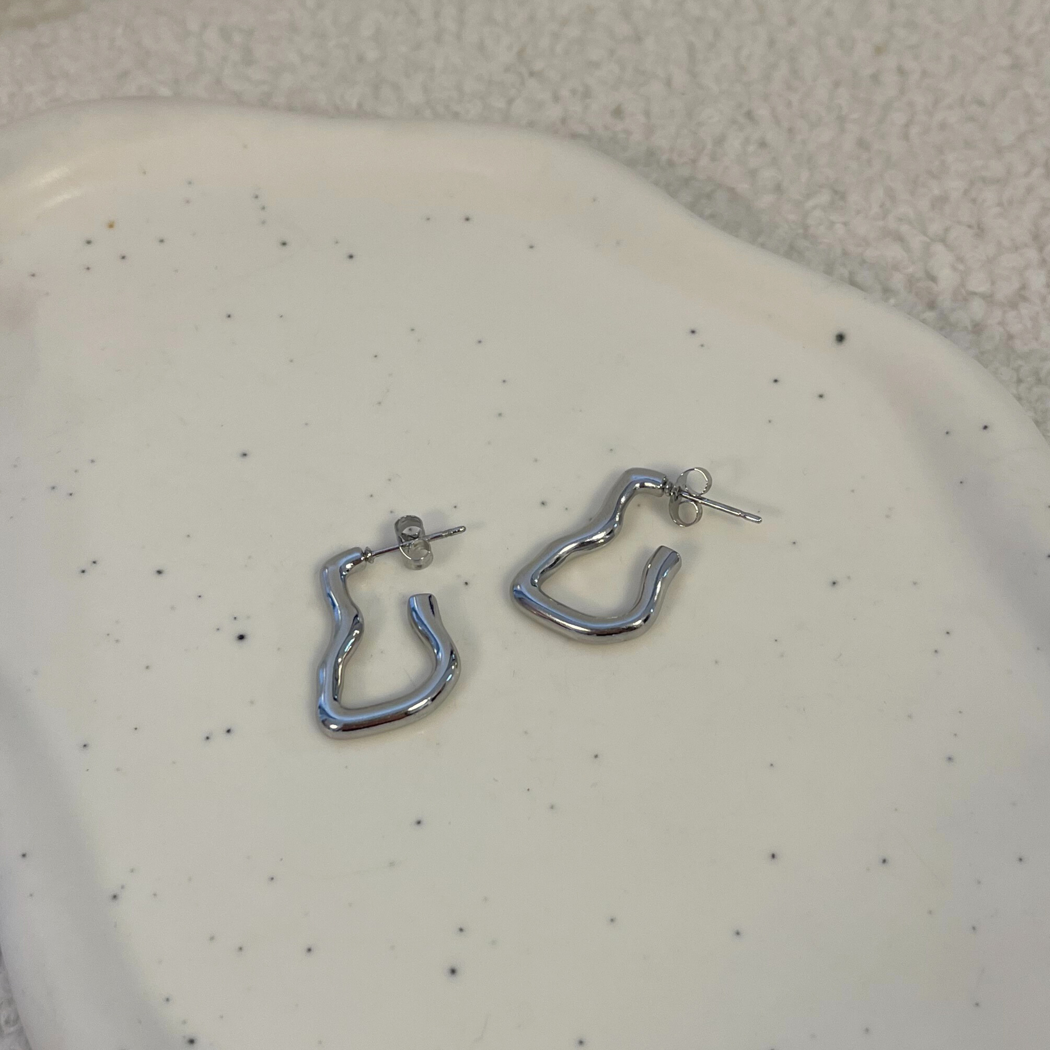 Øreringe i abstrakt design.