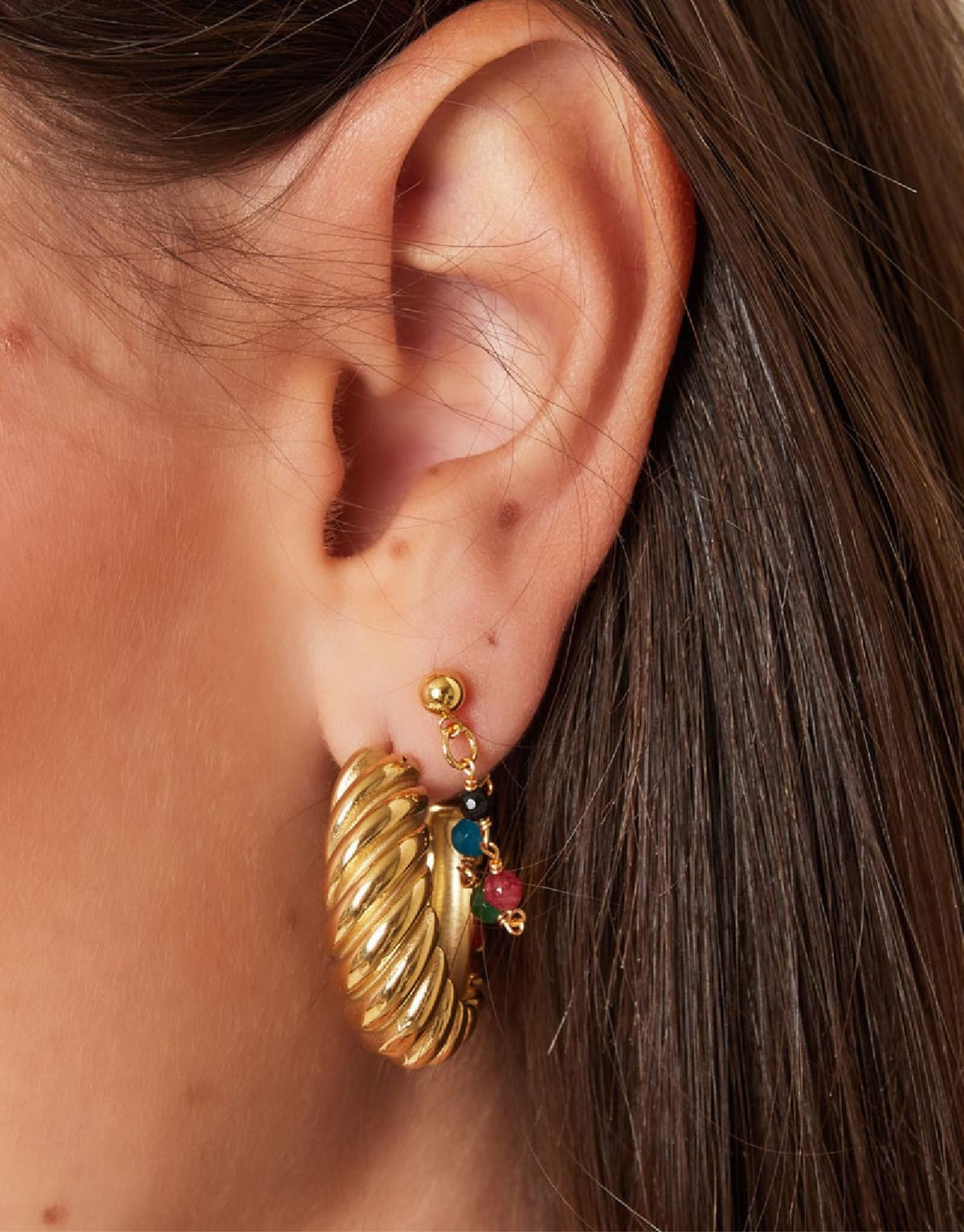 Elegante abstrakte hoops.   Disse øreringe er til dig, der elsker, at spice dit look up med unikke smykker.   Materiale: Rustfri stål, forgyldt med 14 karat. 100% nikkelfri. Størrelse: 3.1 cm