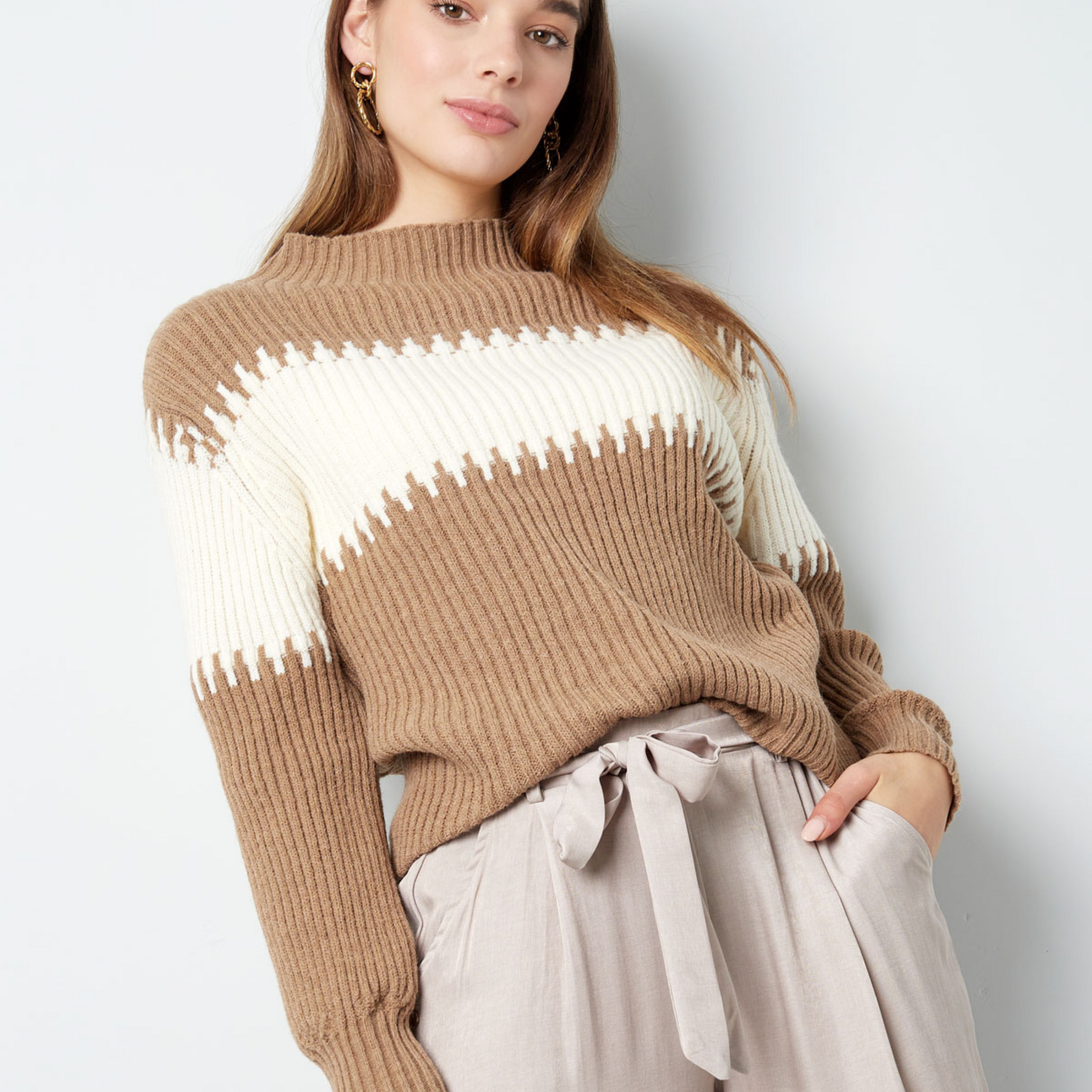 Er du på udkig efter den perfekte sweater til efterår og vinter? Så er den lige her.  Smuk striktrøje i 3 forskellige farver i det fineste udtryk.  Materiale: 45% akryl, 30% polyester, 25% nylon Pasform: Normal i størrelsen