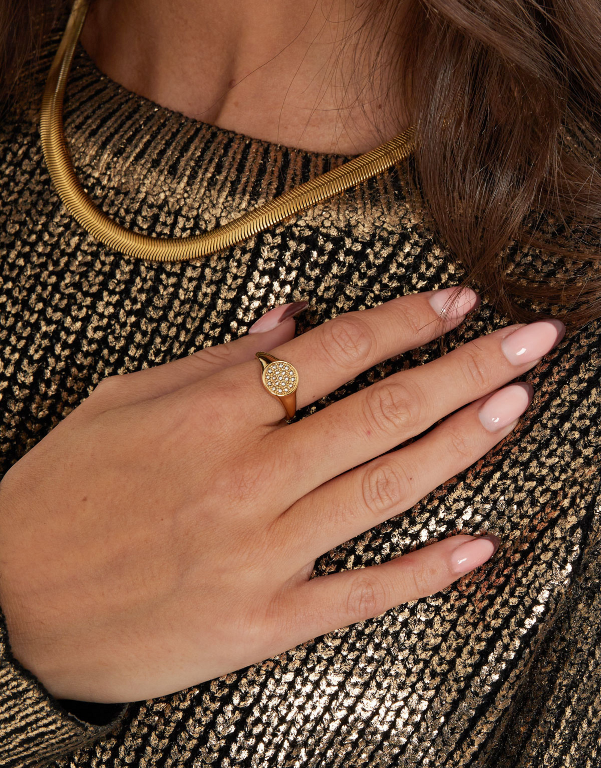 Smuk guld ring i elegant udtryk med zircon sten.  Alle vores ringe er justerbare og kan derfor passes af alle. Materiale: Rustfri stål, 14 karat guldbelægning, zircon sten. 100% nikkelfri Størrelse: Justerbar