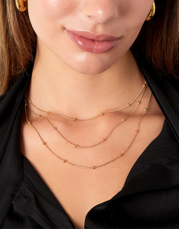 Smuk guld halskæde i unikt design med 3 kæder.  Materiale: Overflade behandlet rustfri stål, 14 karat guldbelægning. 100% nikkelfri Størrelse: 39 + 5 cm forlængelse