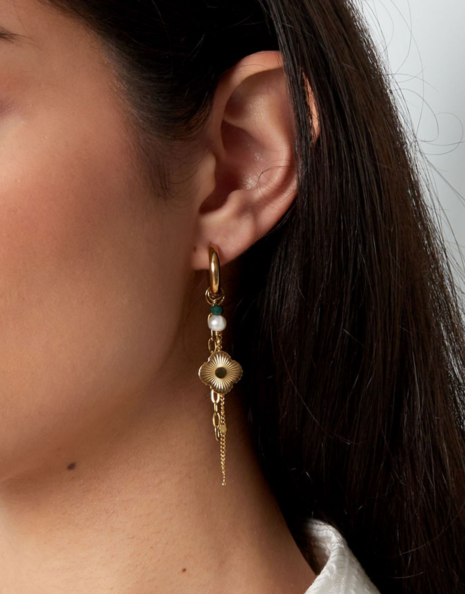 Vores Sakina øreringe er elegante og med de flotteste vedhæng.   Disse øreringe er til dig, der elsker, at spice dit look up med unikke smykker.   Materiale: Overfladebehandlet rustfri stål, perler, forgyldt med 14 karat. 100% nikkelfri. Størrelse: 1.6cm + 6.5 cm