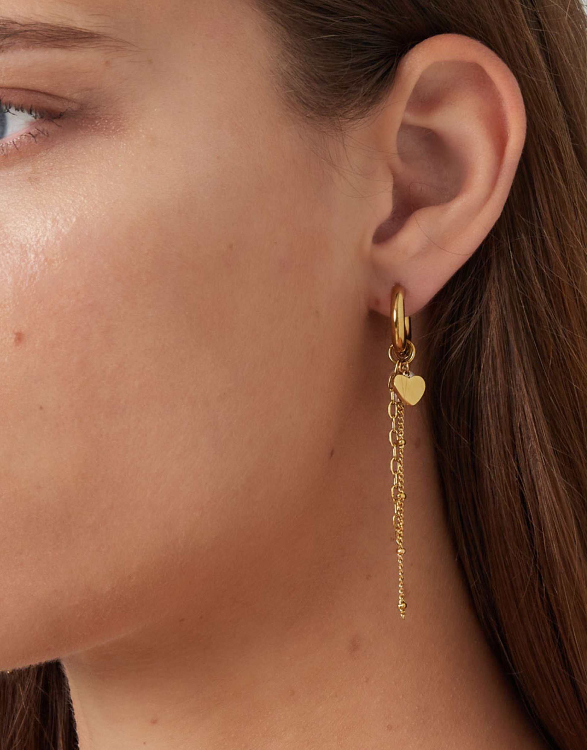 Vores Yaniah øreringe er elegante og med de flotteste vedhæng.   Disse øreringe er til dig, der elsker, at spice dit look up med unikke smykker.   Materiale: Overfladebehandlet rustfri stål, perler, forgyldt med 14 karat. 100% nikkelfri. Størrelse: 1.6cm + 7.1 cm