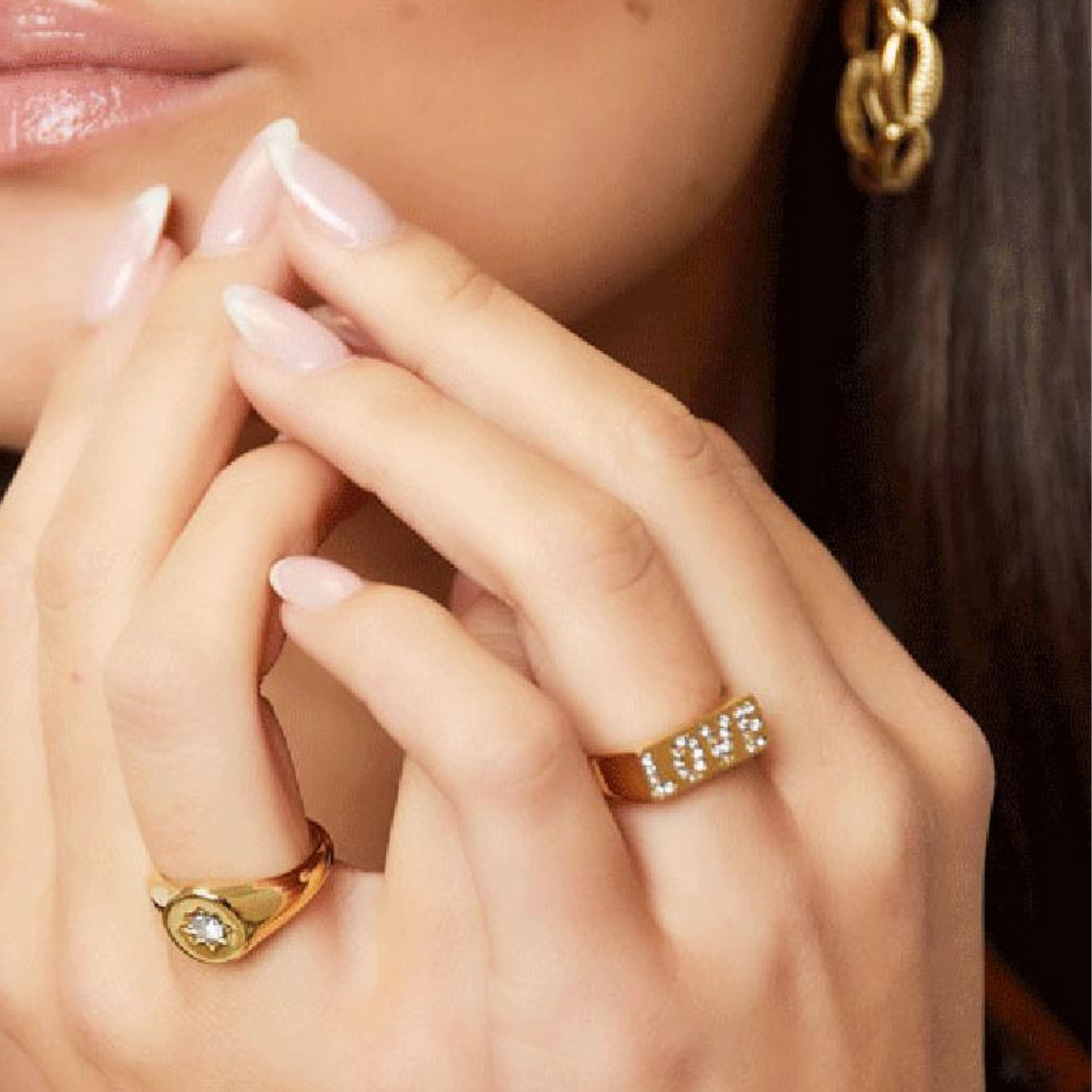 Smuk guld ring i elegant udtryk med rhin sten.  Alle vores ringe er justerbare og kan derfor passes af alle. Materiale: Rustfri stål, 14 karat guldbelægning, rhinsten. 100% nikkelfri Størrelse: Justerbar