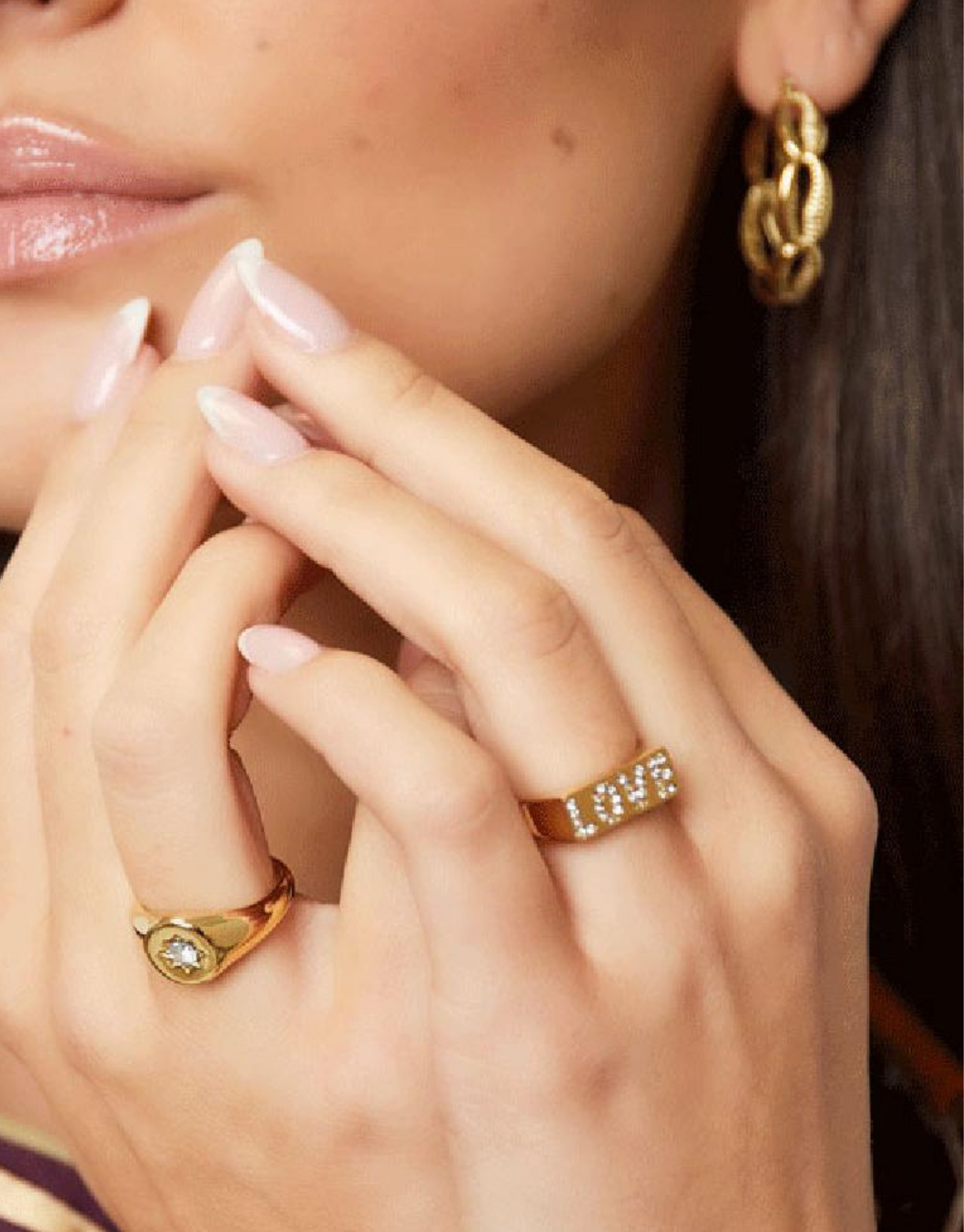 Smuk guld ring i elegant udtryk med rhin sten.  Alle vores ringe er justerbare og kan derfor passes af alle. Materiale: Rustfri stål, 14 karat guldbelægning, rhinsten. 100% nikkelfri Størrelse: Justerbar