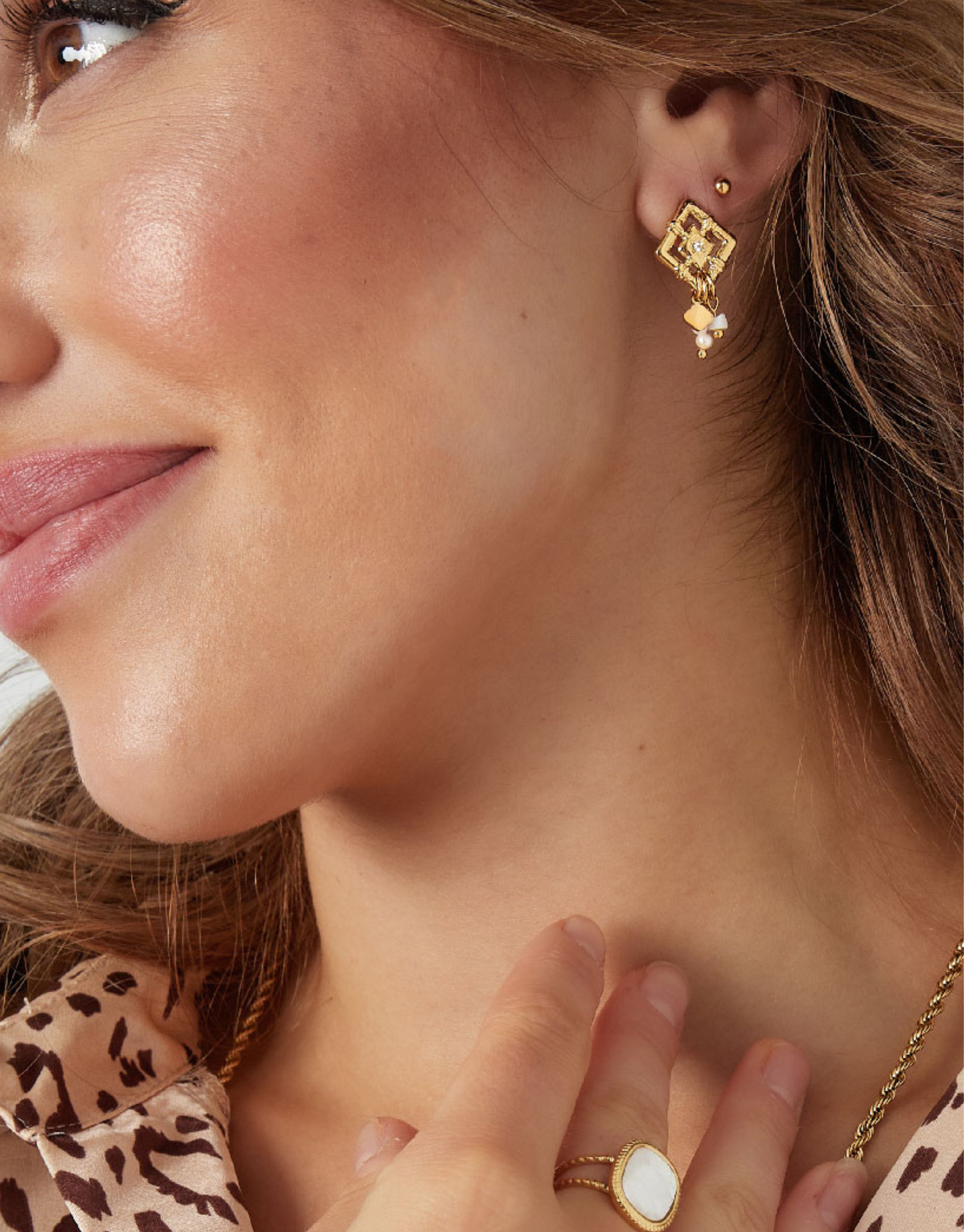 Vores Adaya øreringe er elegante og med det flotteste perle vedhæng.   Disse øreringe er til dig, der elsker, at spice dit look up med unikke smykker.   Materiale: Overfladebehandlet rustfri stål, perler, forgyldt med 14 karat. 100% Nikkelfri. Størrelse: 2.6 cm + 1,4 cm