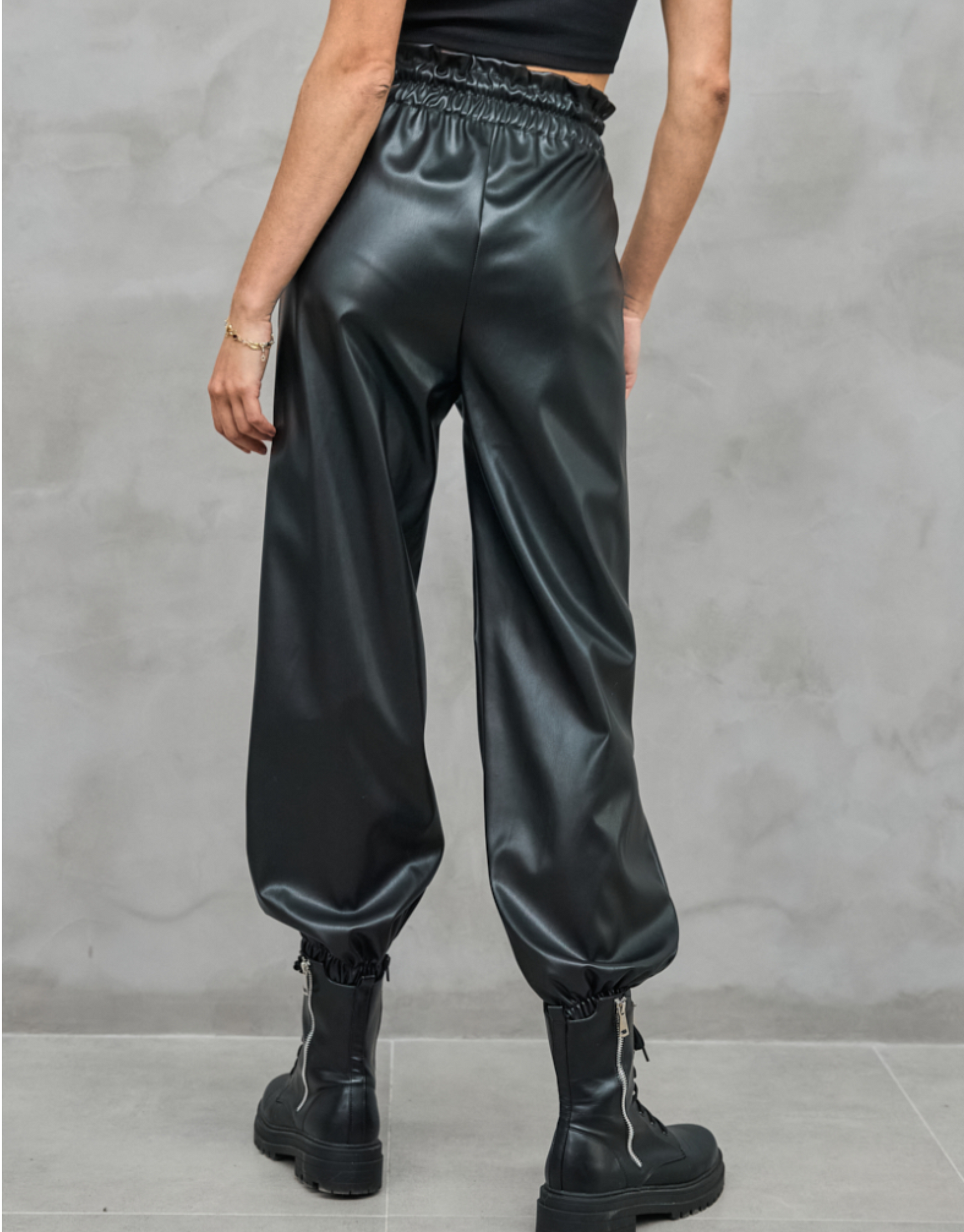 Højtaljede bukser i læderlook med elastik og snørre i livet.   Disse bukser er nemme at style og kan virkelig spice ethvert look op. 