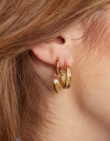 Smukke øreringe med perler, der både kan gå til det rå look - samt det elegante look.  Disse øreringe er til dig, der elsker, at spice dit look up med unikke smykker.   Materiale: Overfladebehandlet rustfri stål, forgyldt med 14 karat. 100% Nikkelfri.