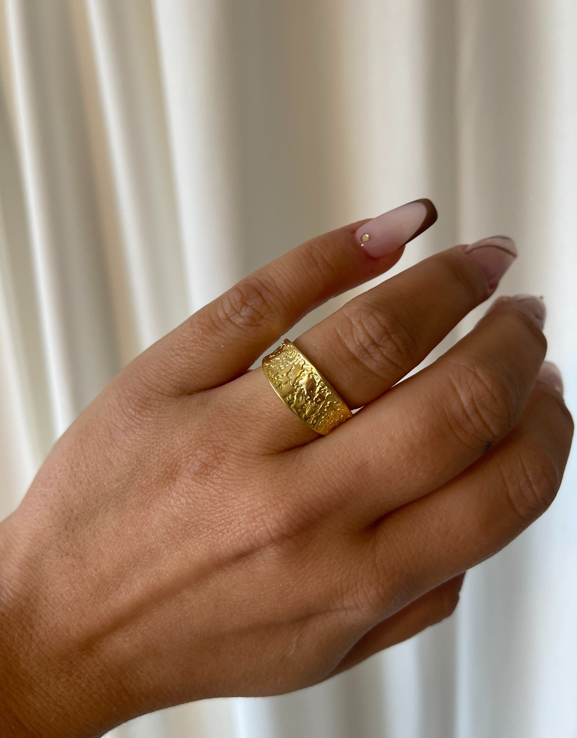 Smuk ring i abstrakt design.  Ringen kan bæres enkelt eller mixes and matches med mange af vores andre ringe.  Alle vores ringe er justerbare, og kan derfor passes af alle.  Materiale: 70% S925 sterling sølv, 30% rustfri stål, guldbelagt