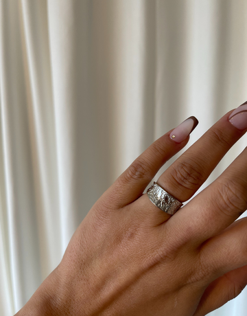 Smuk ring i abstrakt design.  Ringen kan bæres enkelt eller mixes and matches med mange af vores andre ringe.  Alle vores ringe er justerbare, og kan derfor passes af alle.  Materiale: 70% S925 sterling sølv, 30% rustfri stål, guldbelagt