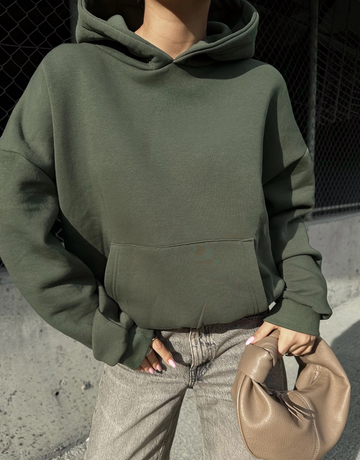 Fed oversized hoodie med skrift på ryggen.  Modellen er 166cm høj og har en størrelse S (Længde: 60cm, bryst: 67) på.