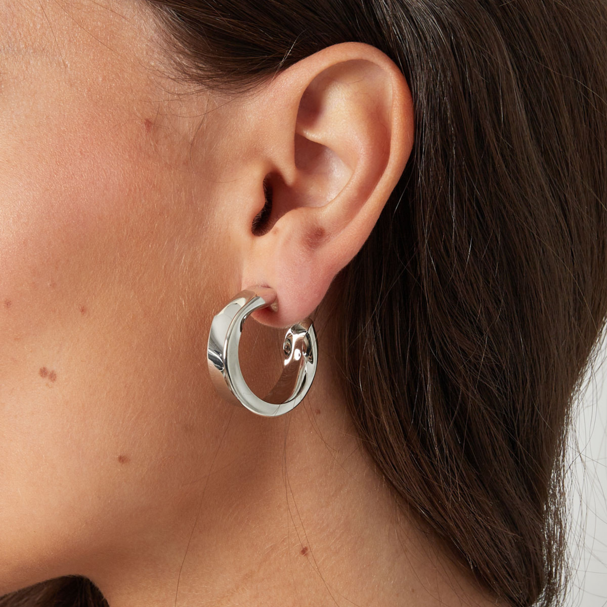 Enkle og chunky øreringe.   Disse øreringe er til dig, der elsker, at spice dit look up med unikke smykker.   Materiale: Overfladebehandlet rustfri stål, forgyldt med 14 karat. 100% nikkelfri.