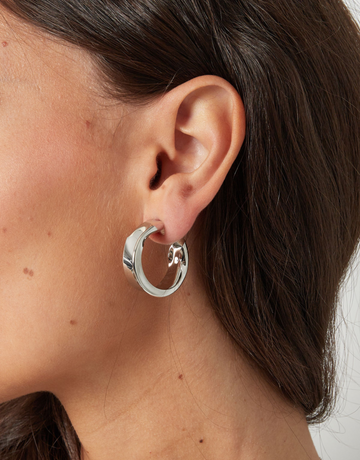 Enkle og chunky øreringe.   Disse øreringe er til dig, der elsker, at spice dit look up med unikke smykker.   Materiale: Overfladebehandlet rustfri stål, forgyldt med 14 karat. 100% nikkelfri.