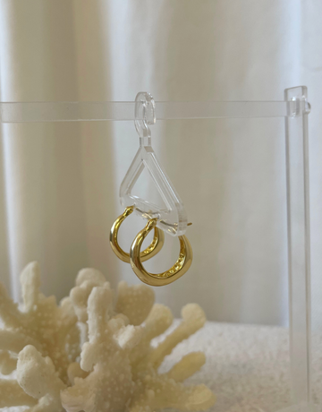 Enkle hoops.  Disse øreringe er til dig, der elsker, at spice dit look up med unikke smykker.   Materiale: Overfladebehandlet rustfri stål, forgyldt med 14 karat. 100% nikkelfri.