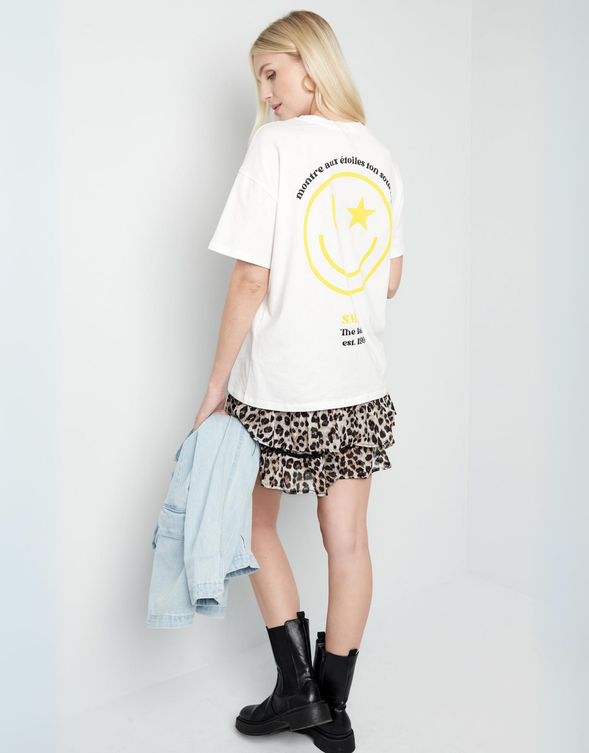 Fed t-shirt med emoji print foran samt stort print på ryggen.