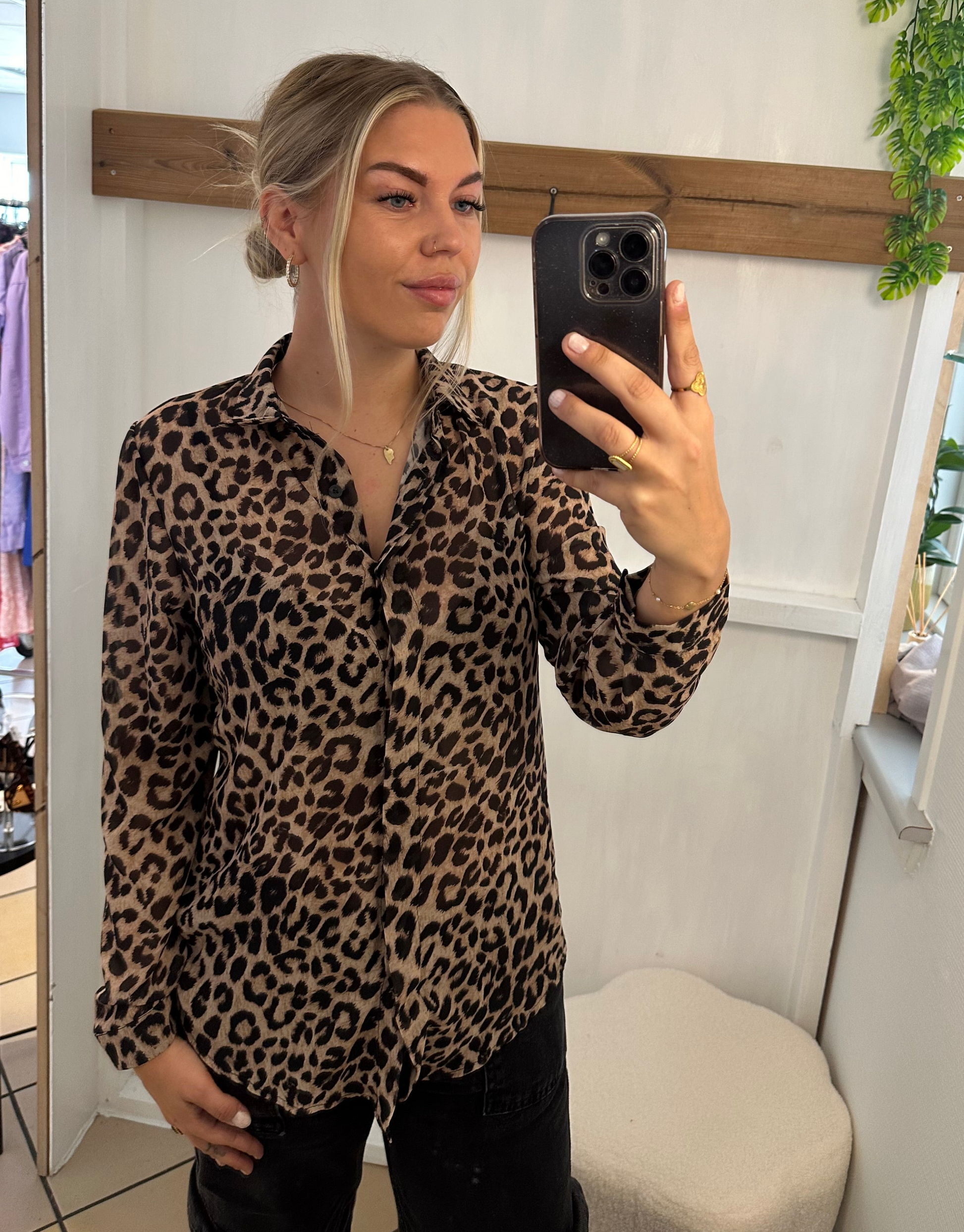 Smuk leopard skjorte med knapper.
