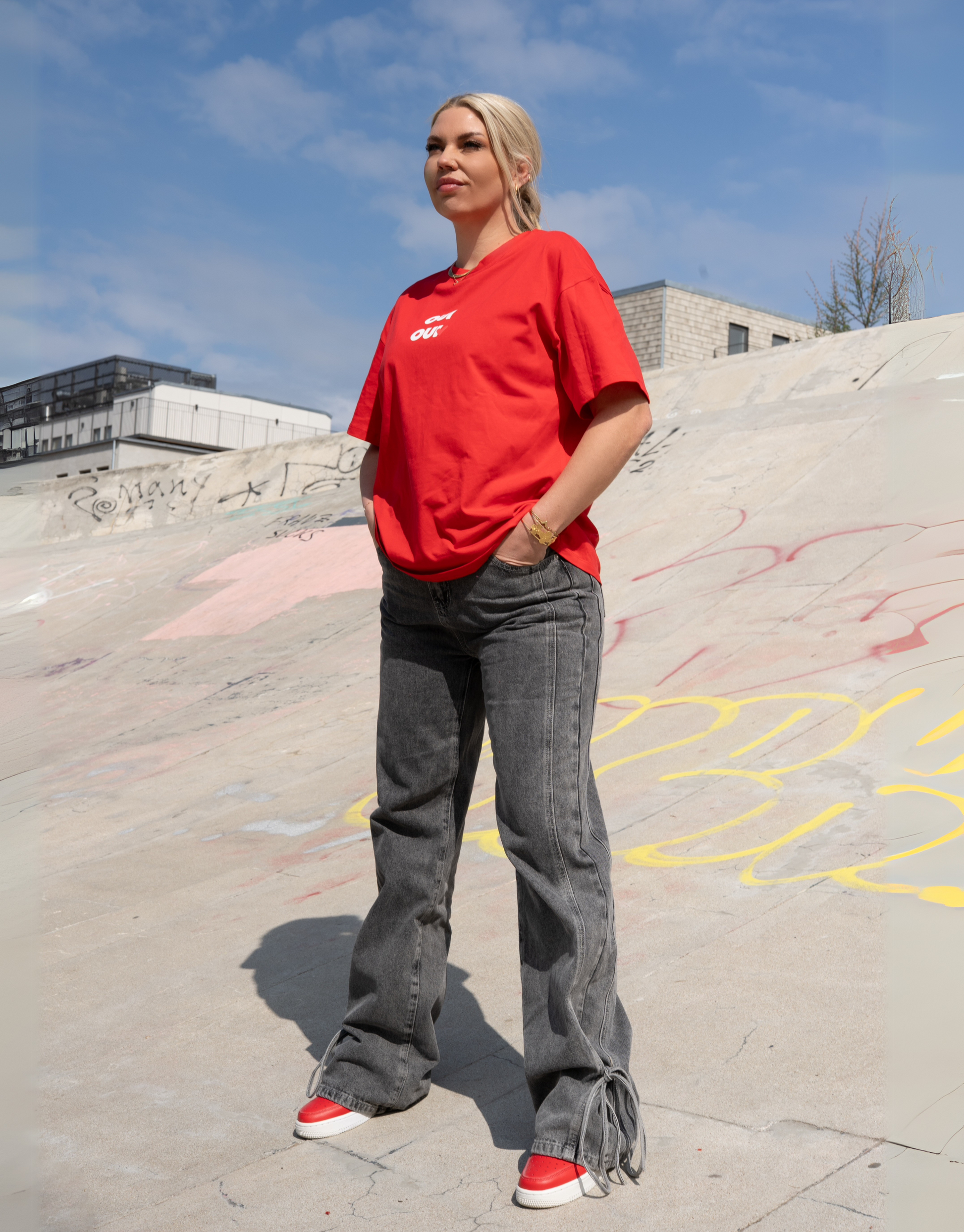 De fedeste jeans med detaljer ned langs benene, samt bindebånd i enden for extra finish.