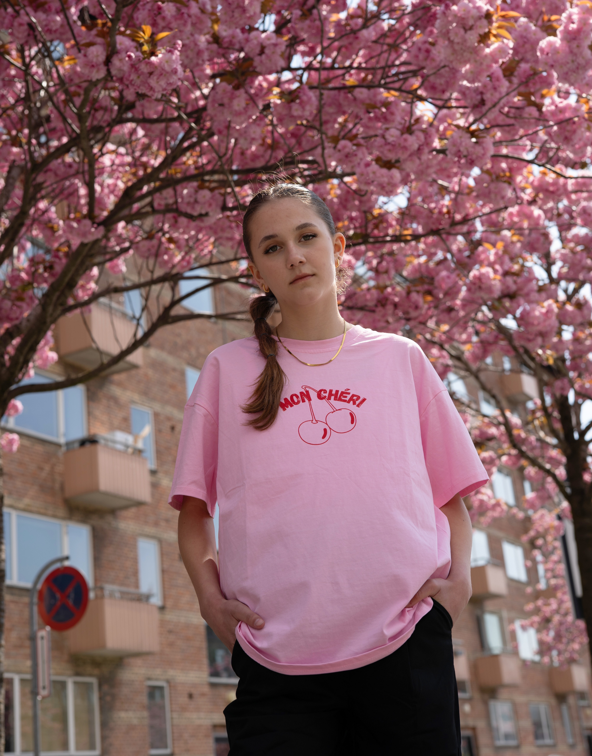 Skøn oversized t-shirt med Mon Cheri print, som på fransk betyder mit kirsebær eller min skat.